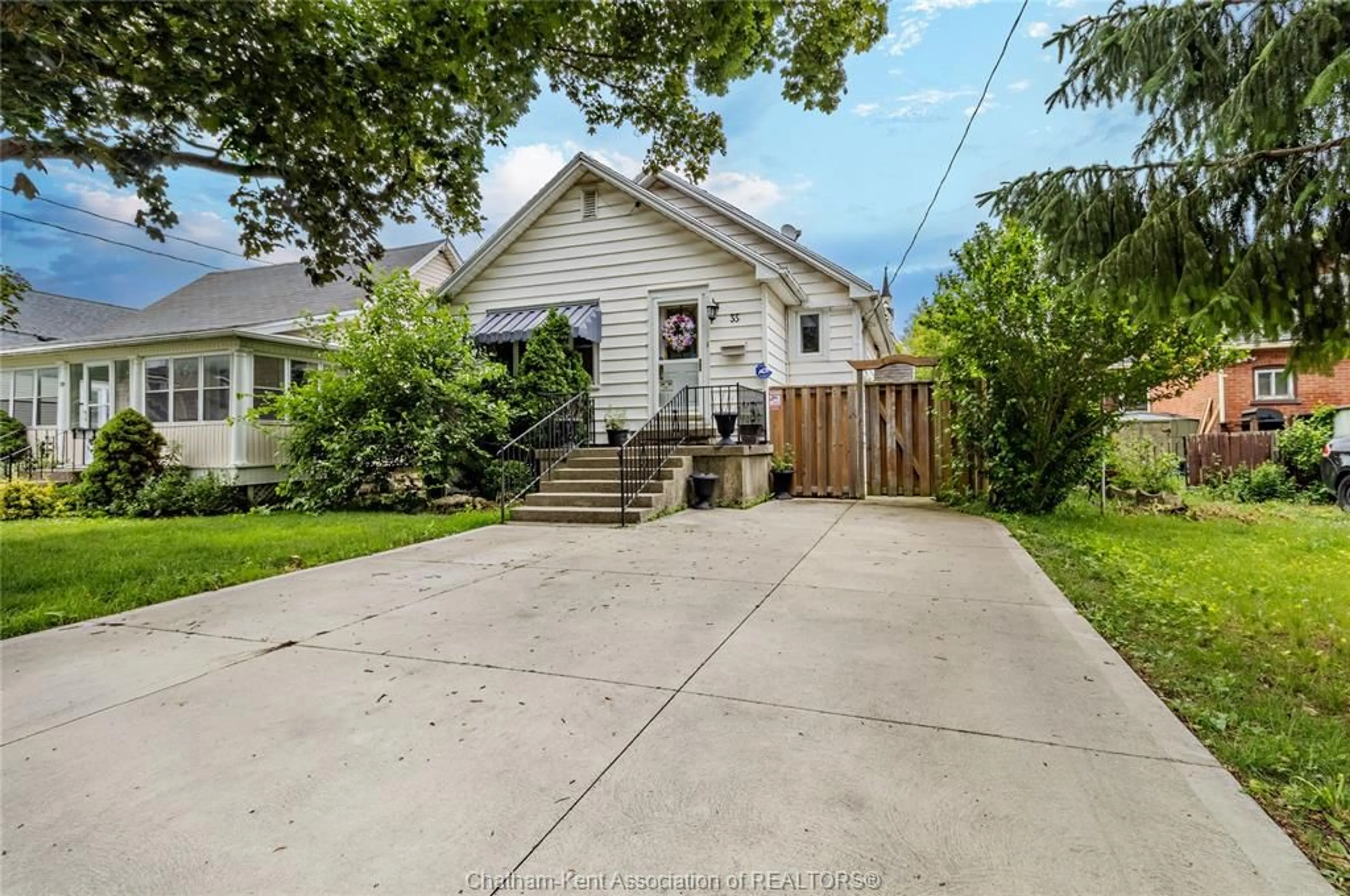 Unknown for 35 Hillyard St, Chatham Ontario N7L 3E2