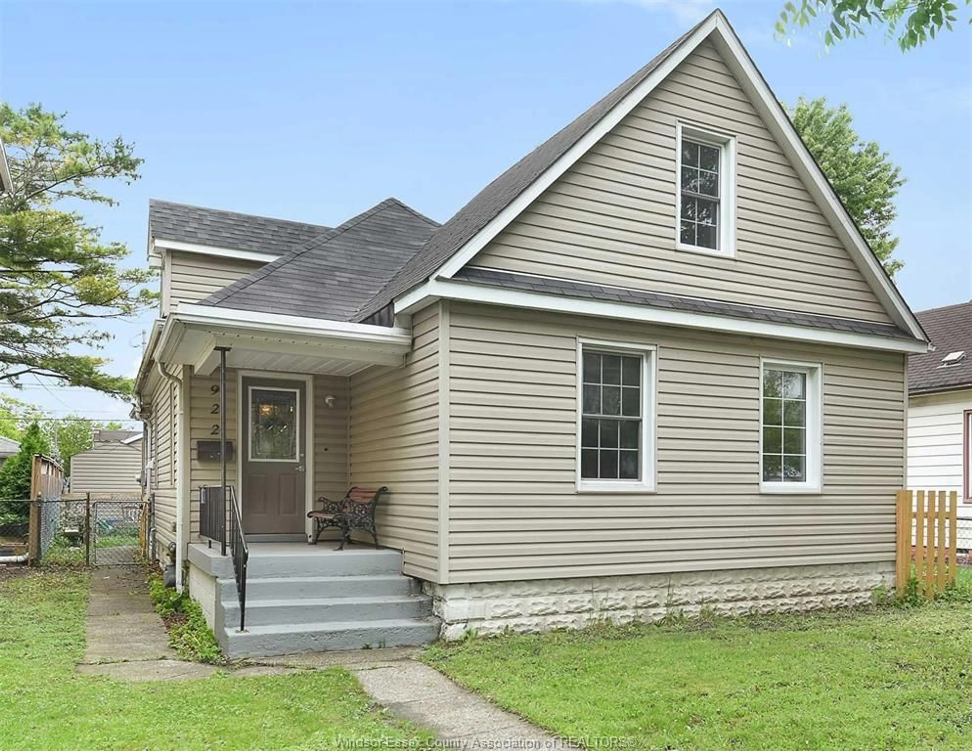 Home with vinyl exterior material, street for 922 MAISONVILLE Ave, Windsor Ontario N8Y 3R9