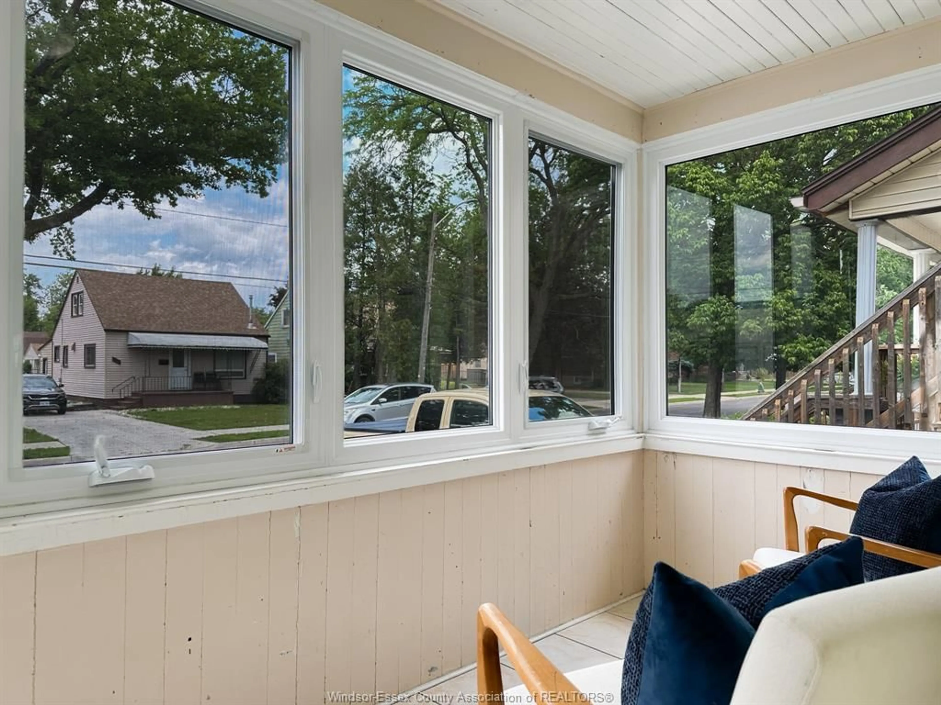 Home with vinyl exterior material, unknown for 315 LOGAN, Windsor Ontario N8X 2V1