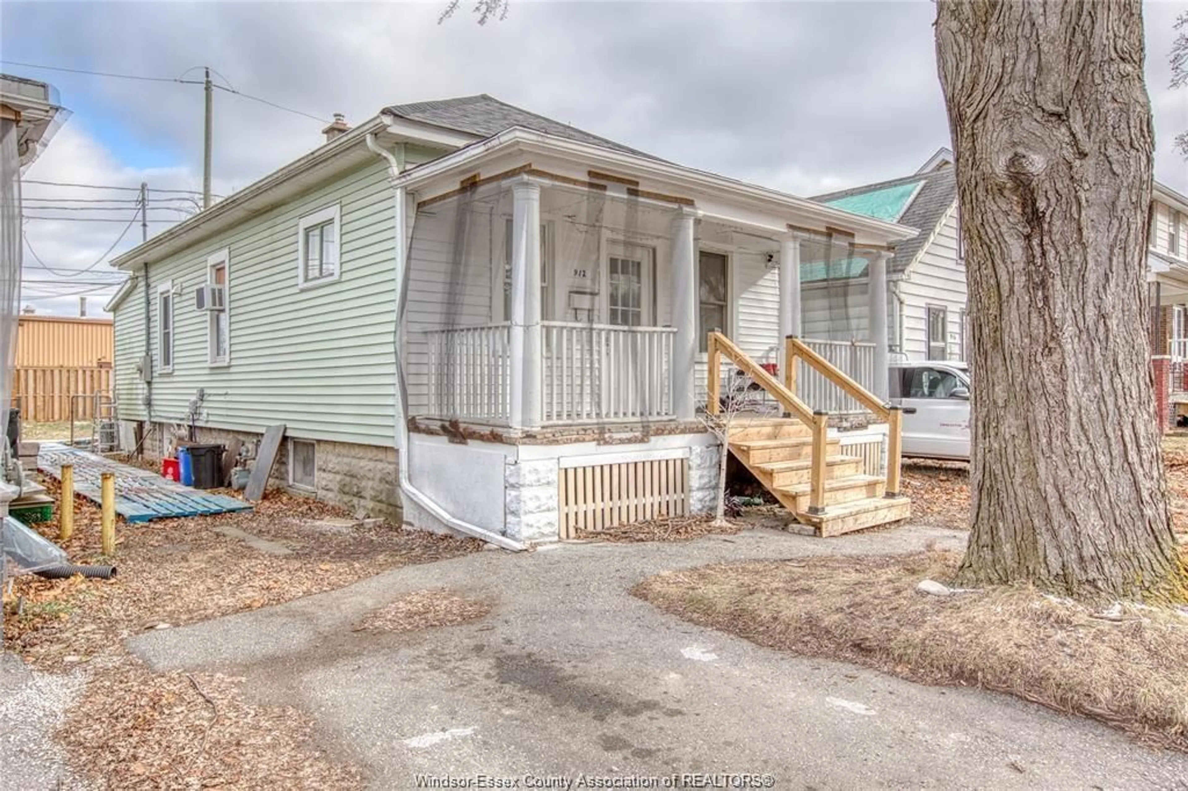Unknown for 912 MCKAY Ave, Windsor Ontario N9B 2A5