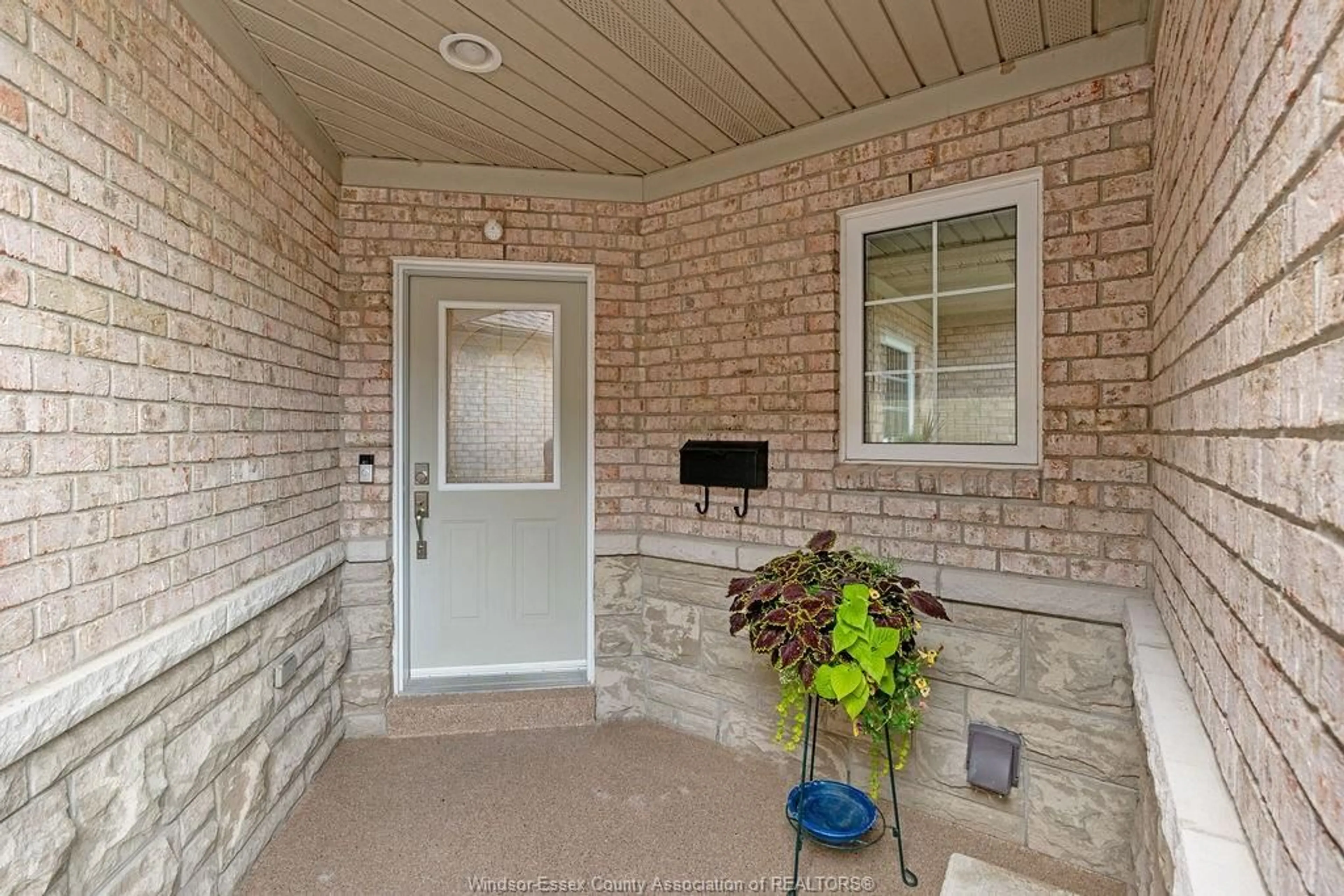 Indoor entryway for 12 LAKESIDE CR, Kingsville Ontario N9Y 4C1