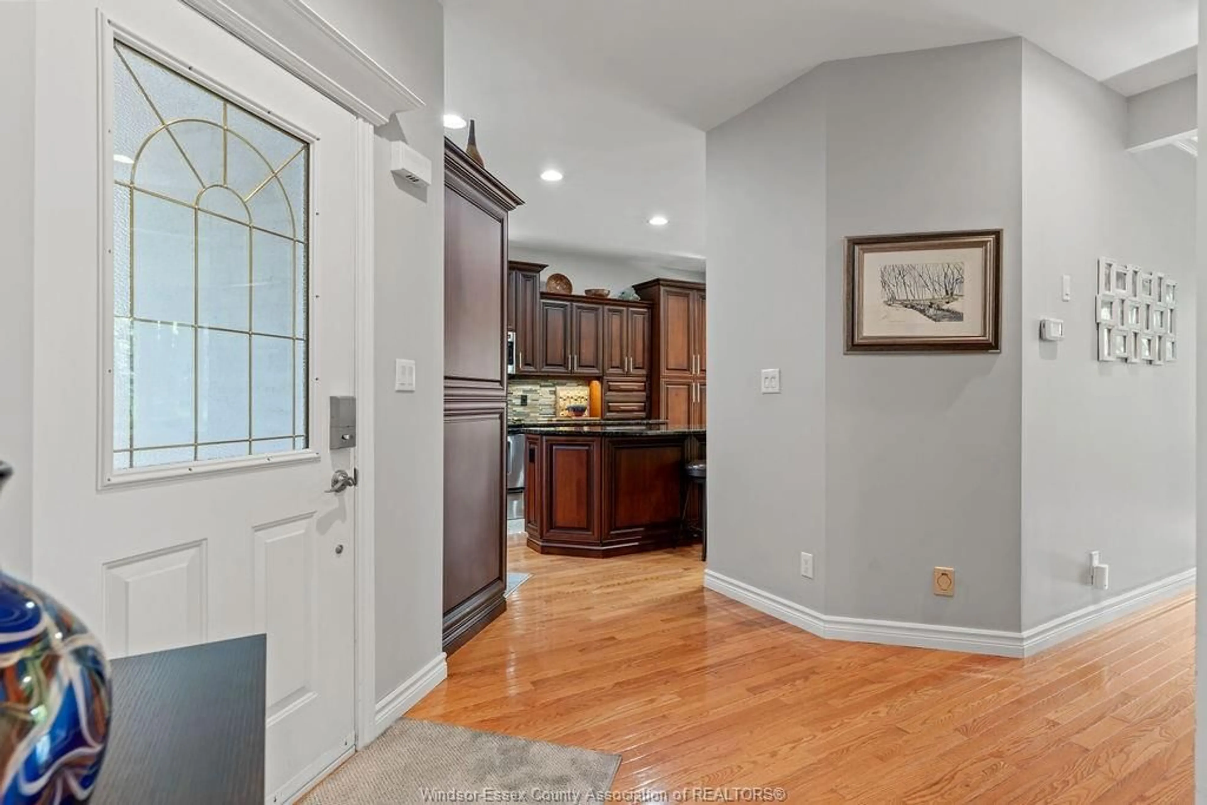 Indoor entryway for 12 LAKESIDE CR, Kingsville Ontario N9Y 4C1