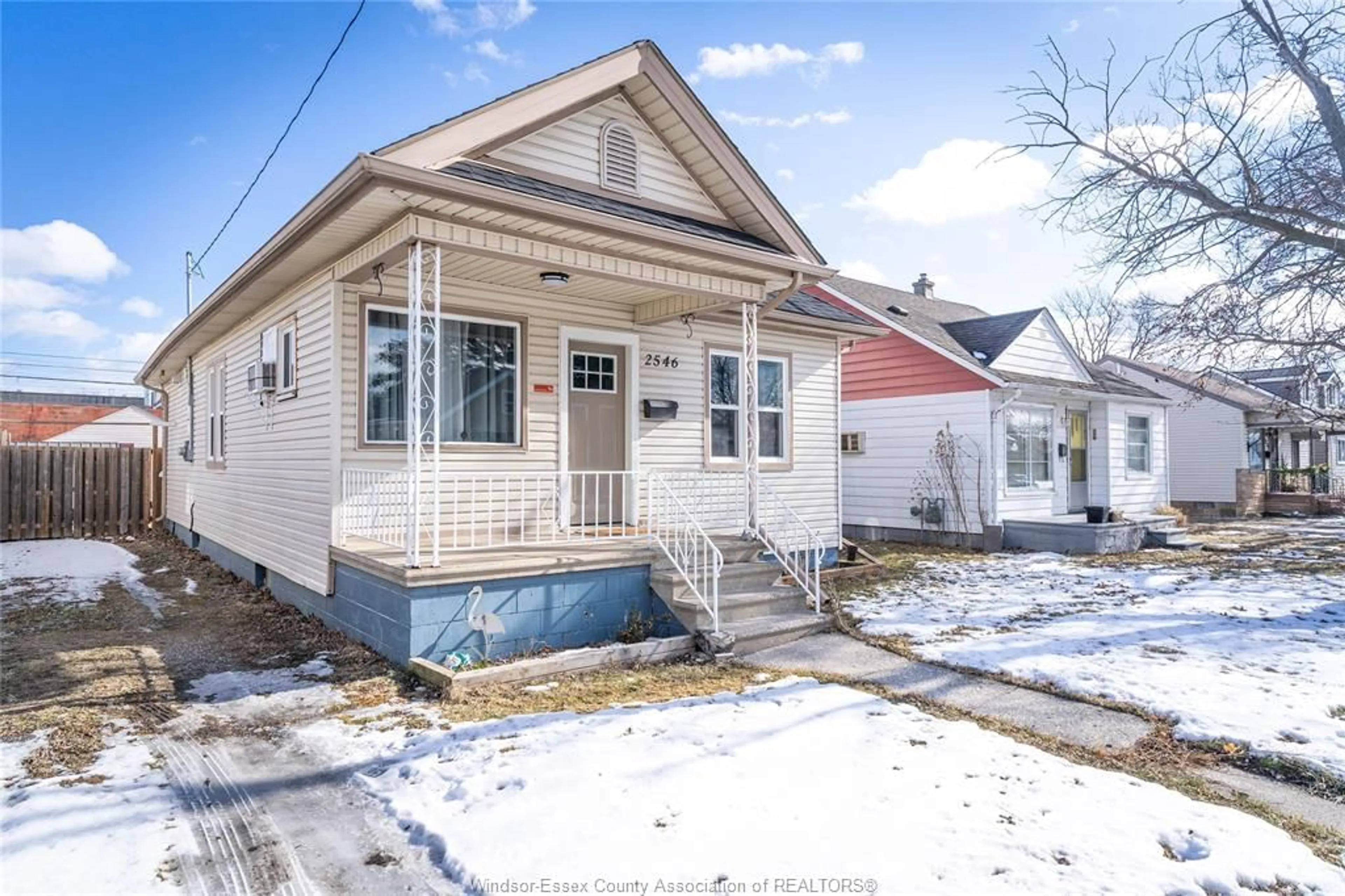 Home with vinyl exterior material, street for 2546 LLOYD GEORGE Blvd, Windsor Ontario N8T 2T4