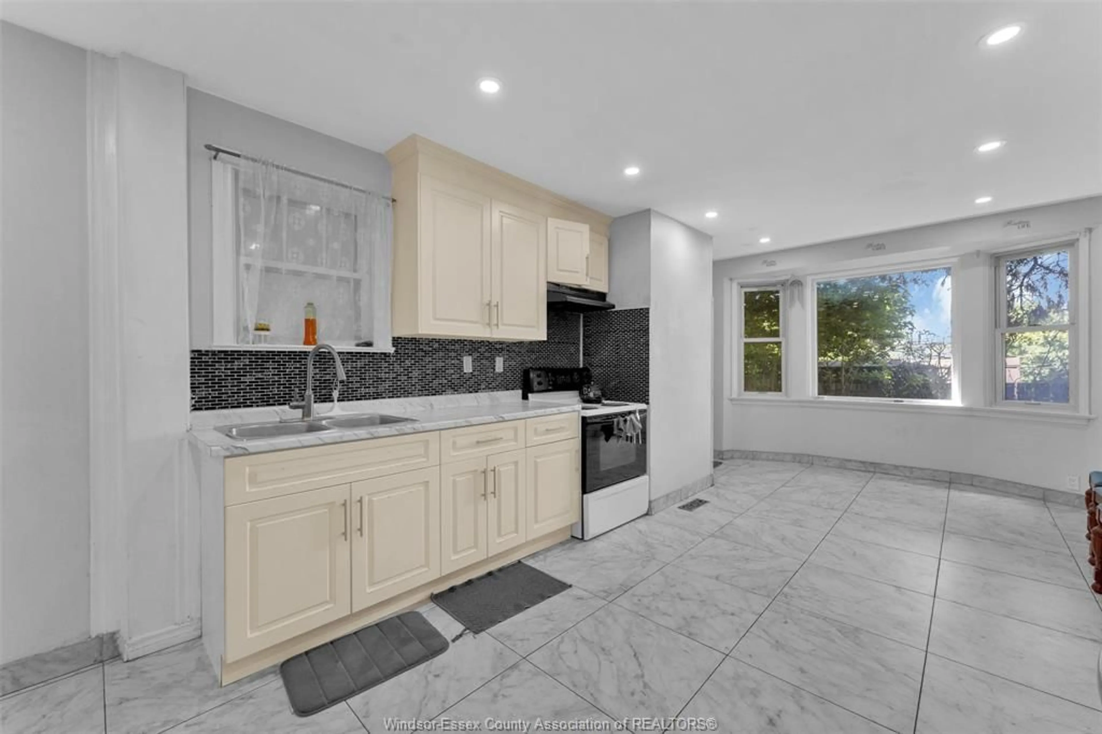 Open concept kitchen, ceramic/tile floor for 559 VANIER, Windsor Ontario N8X 3E2