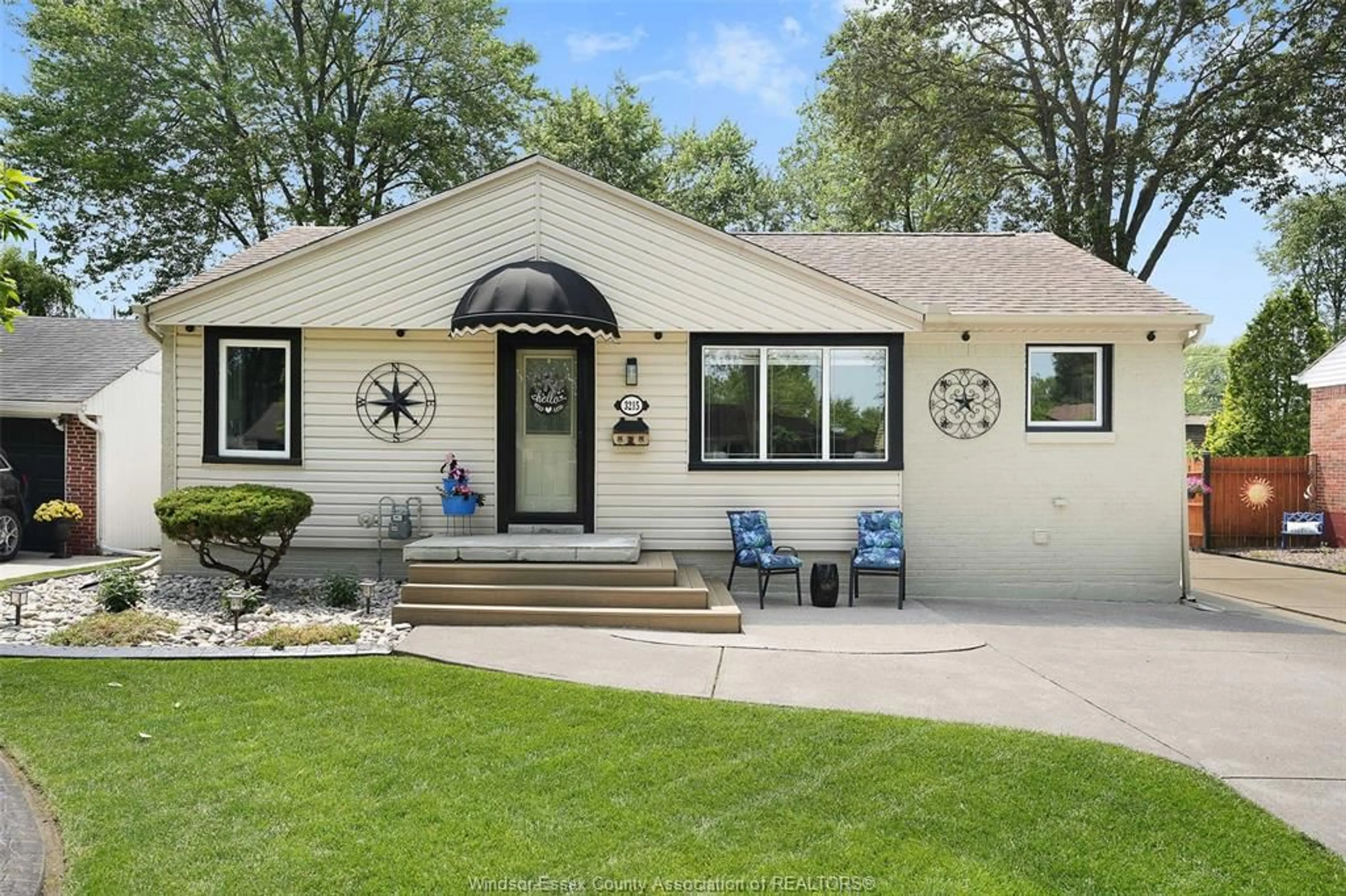 Home with vinyl exterior material, street for 3215 CURRY Ave, Windsor Ontario N9E 2T4
