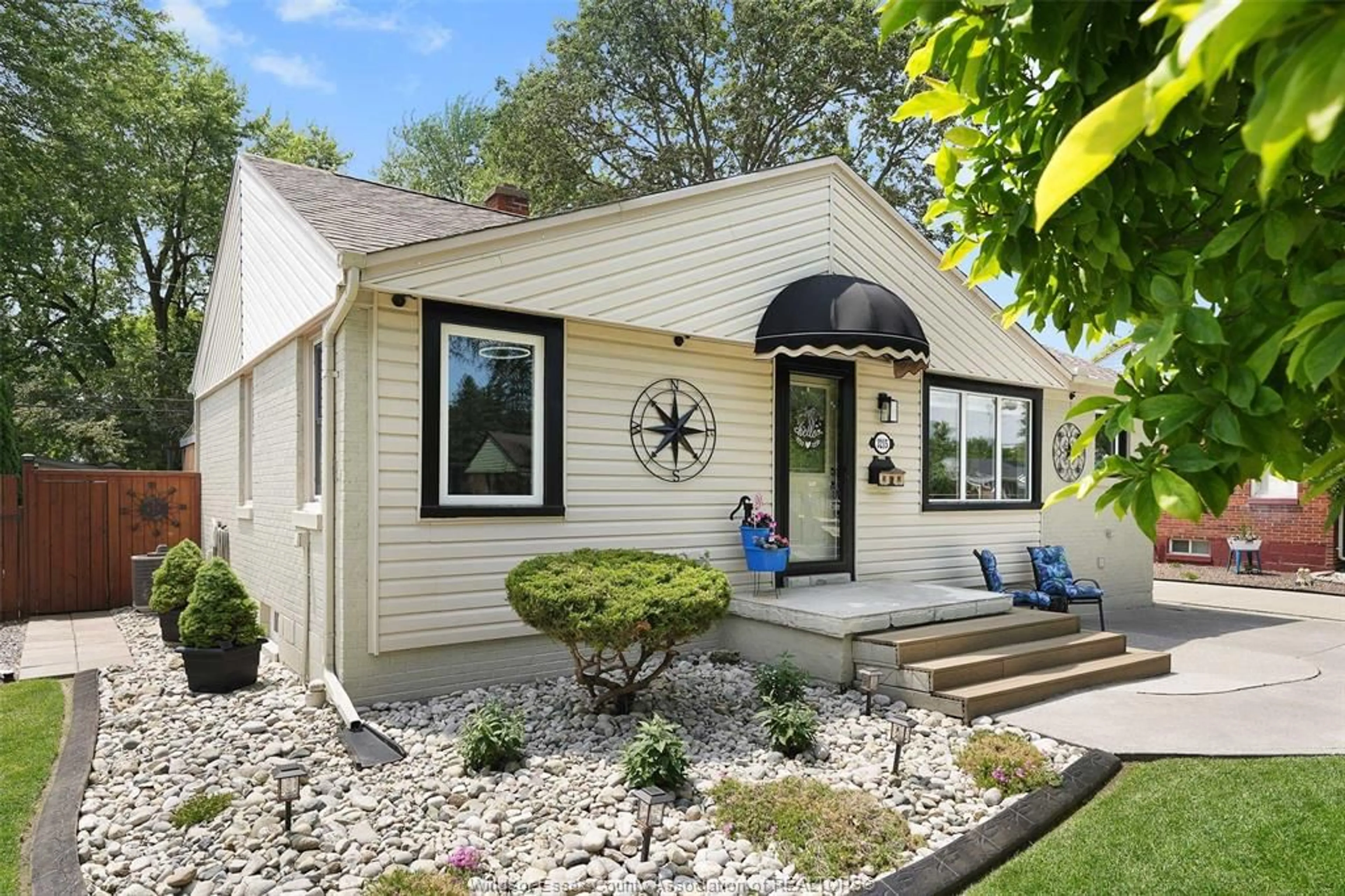 Home with vinyl exterior material, street for 3215 CURRY Ave, Windsor Ontario N9E 2T4