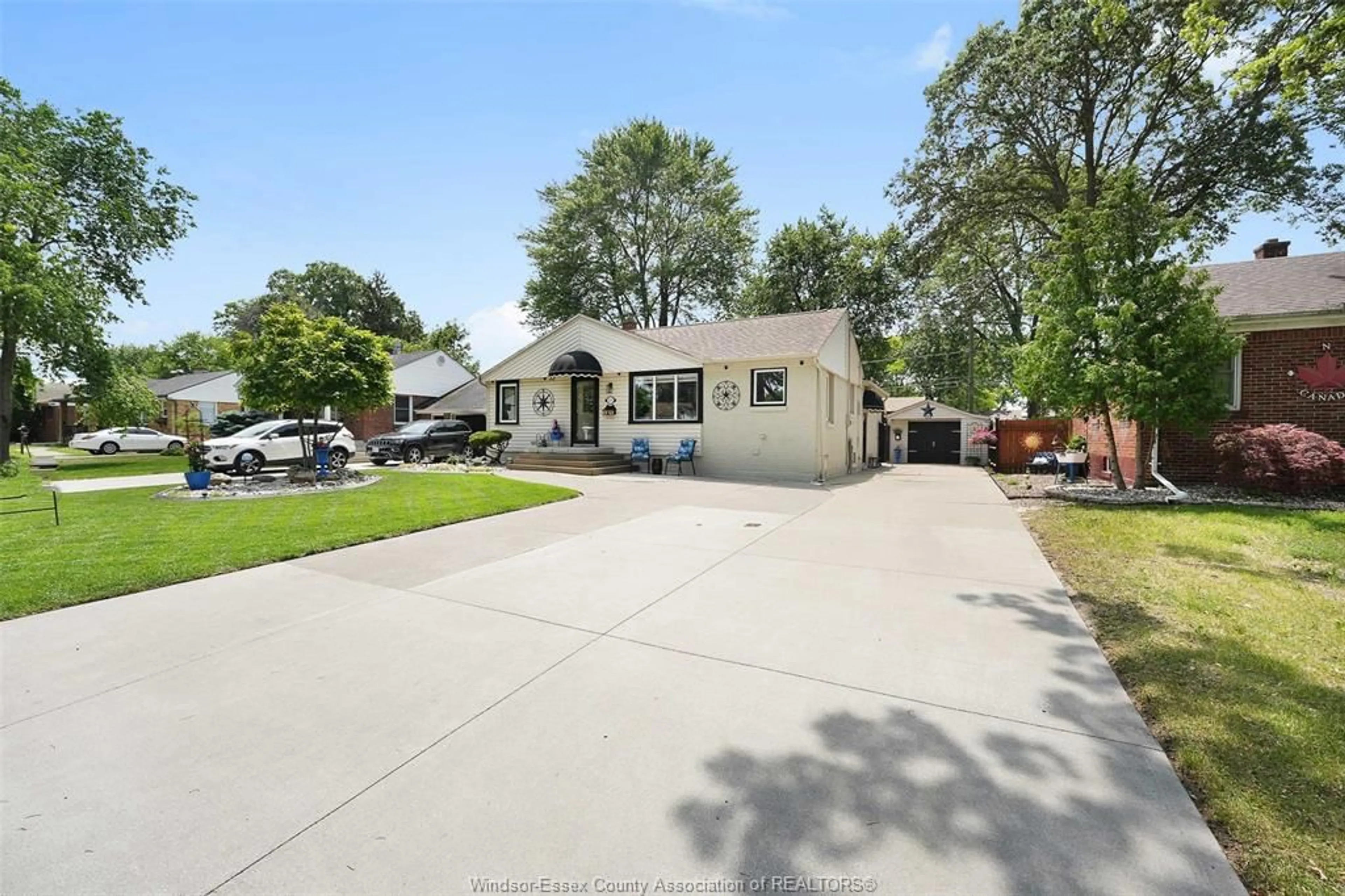 A pic from outside/outdoor area/front of a property/back of a property/a pic from drone, street for 3215 CURRY Ave, Windsor Ontario N9E 2T4
