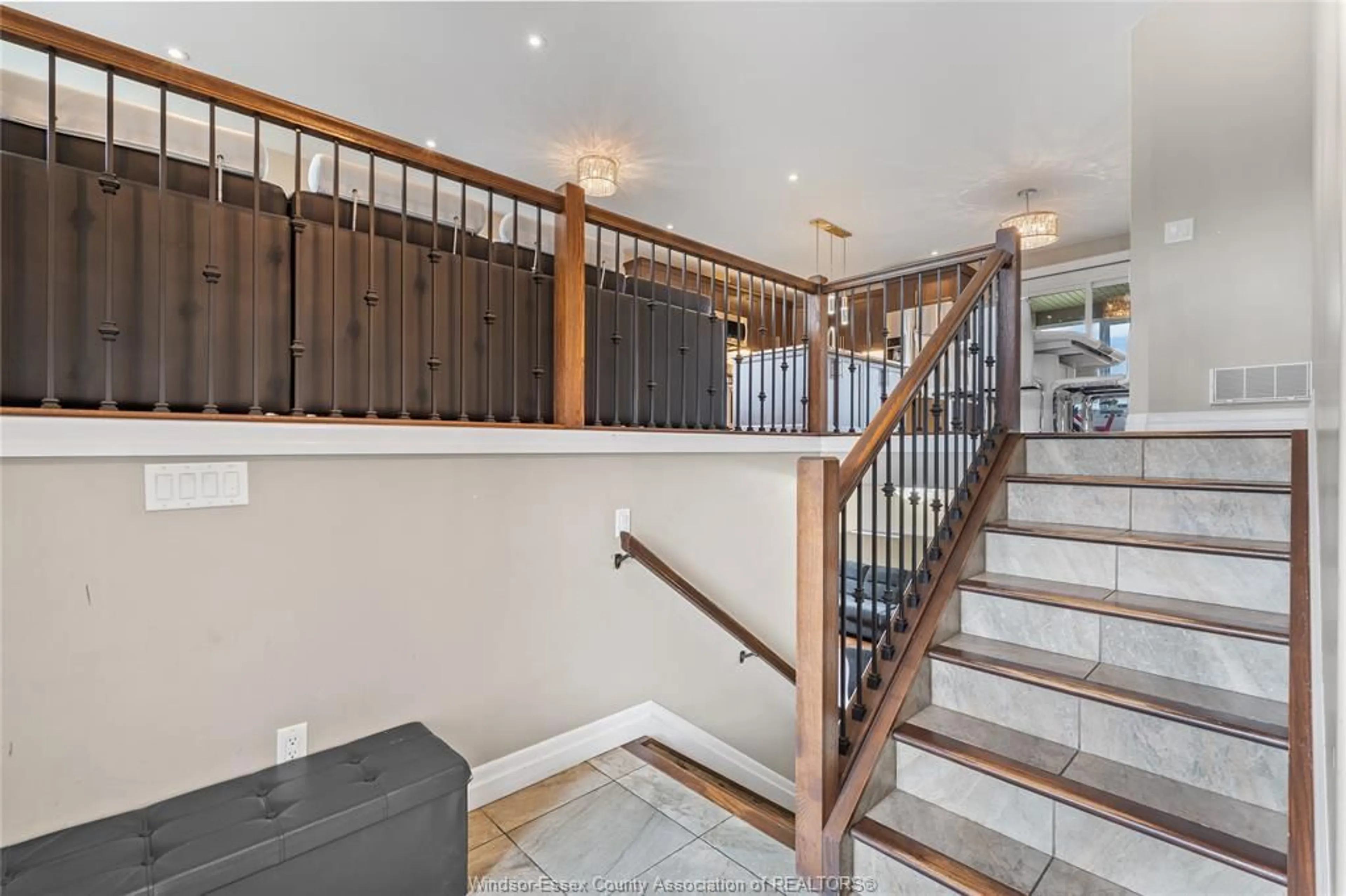 Indoor foyer for 859 SOUTHWOOD Dr, Lakeshore Ontario N0R 1A0