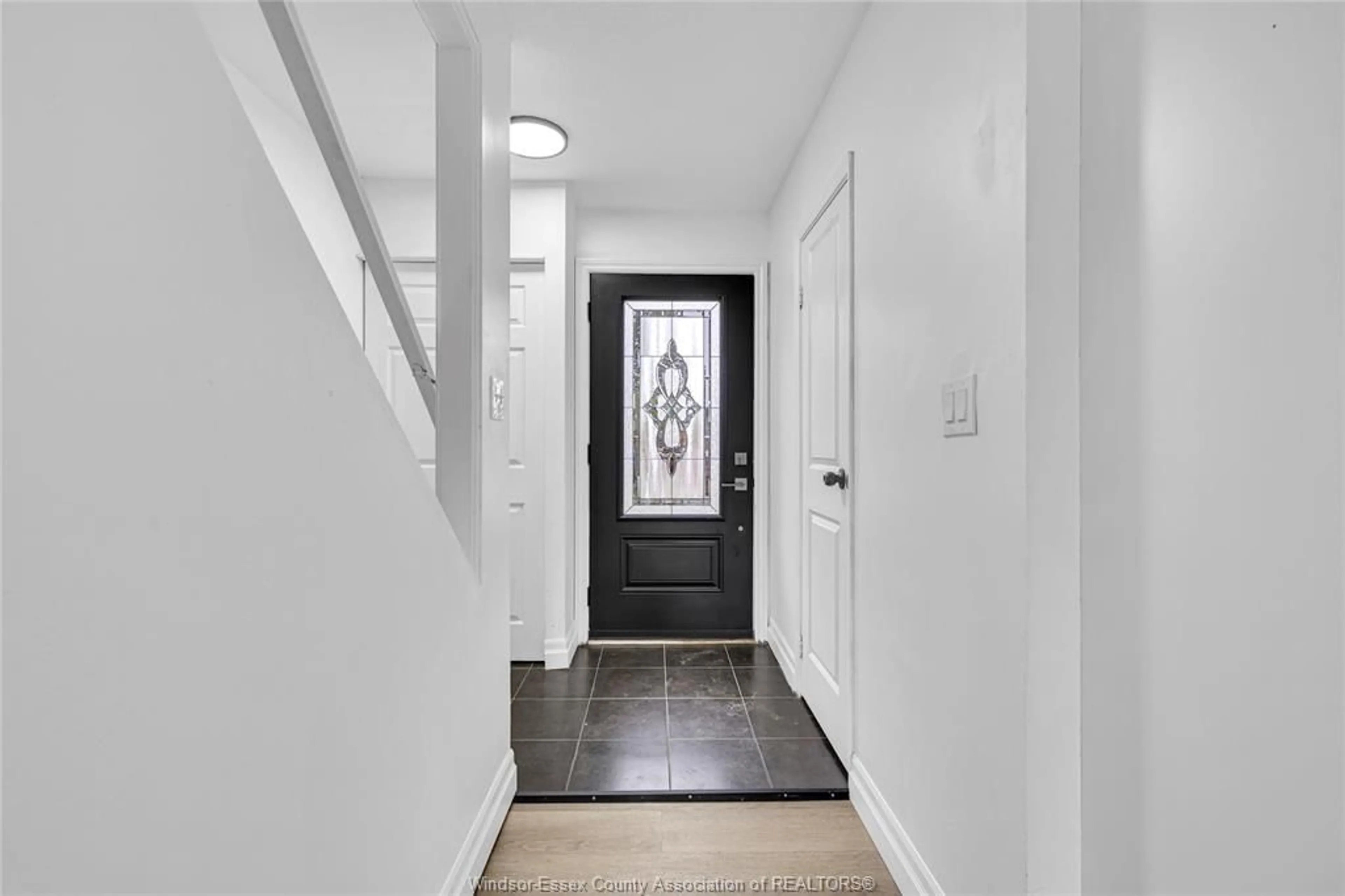 Indoor entryway for 1205 ENFIELD Crt, Windsor Ontario N9S 4N1
