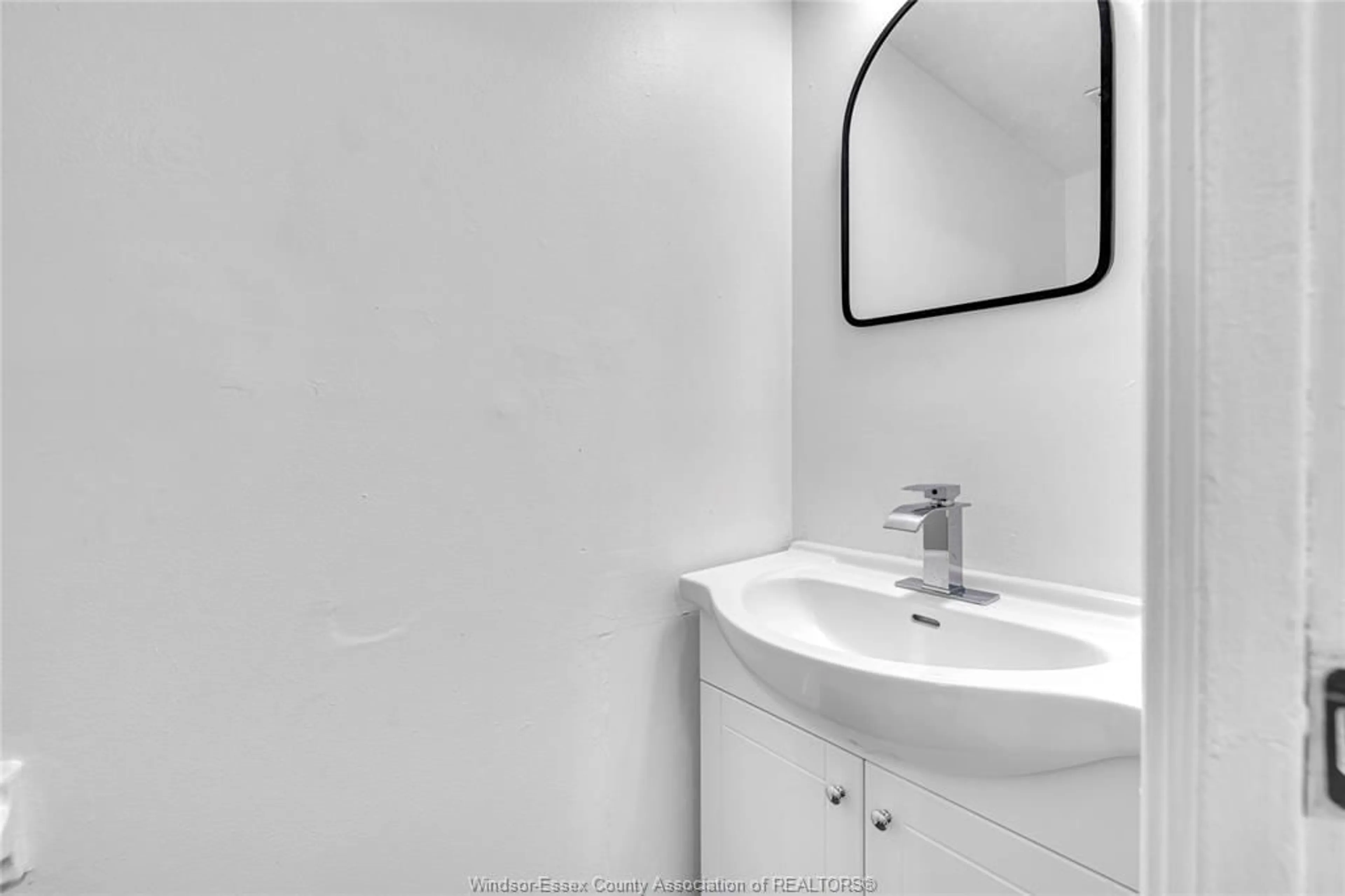 Standard bathroom, ceramic/tile floor for 1205 ENFIELD Crt, Windsor Ontario N9S 4N1