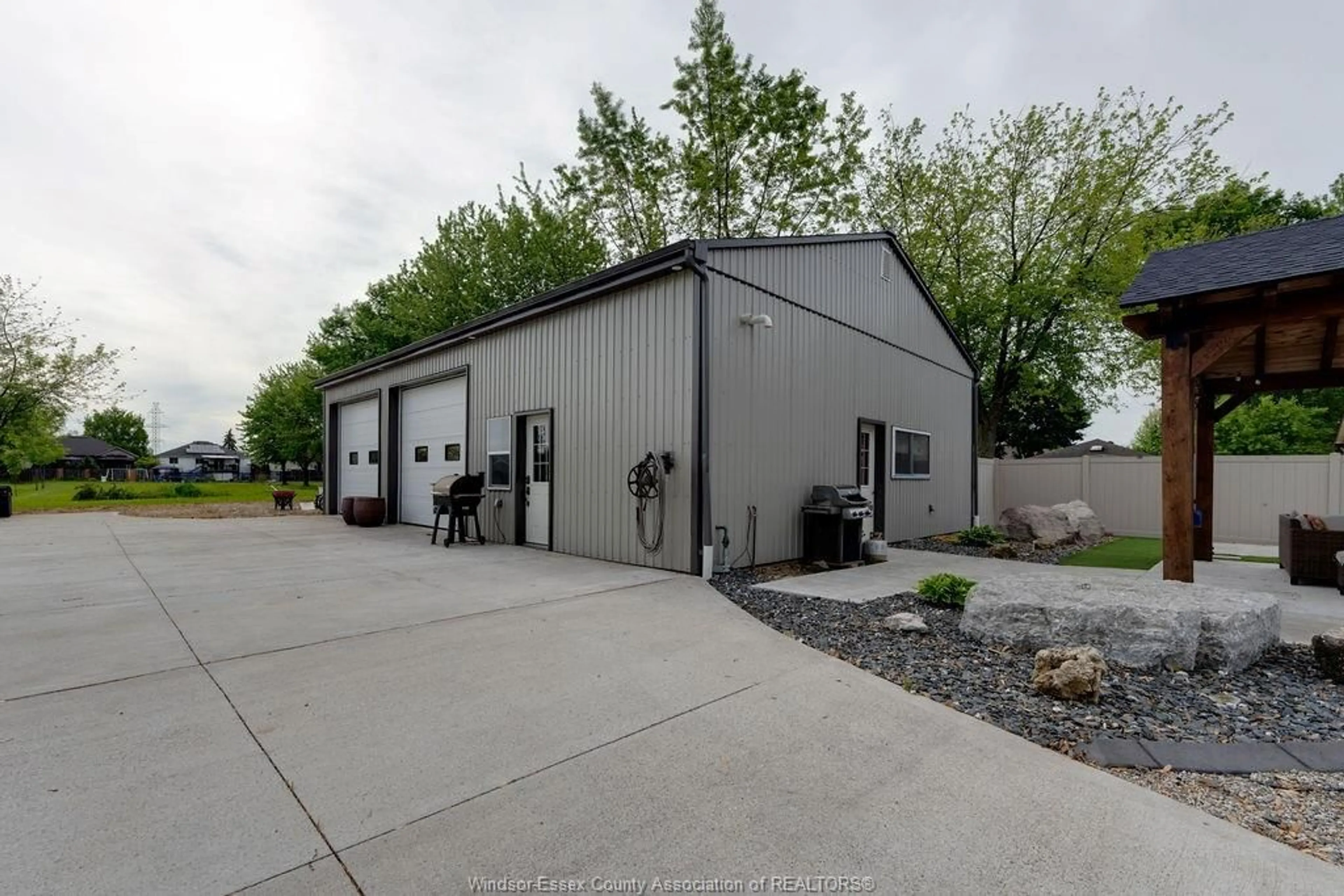 Indoor garage for 2380 LESPERANCE Rd, Tecumseh Ontario N8N 2W4