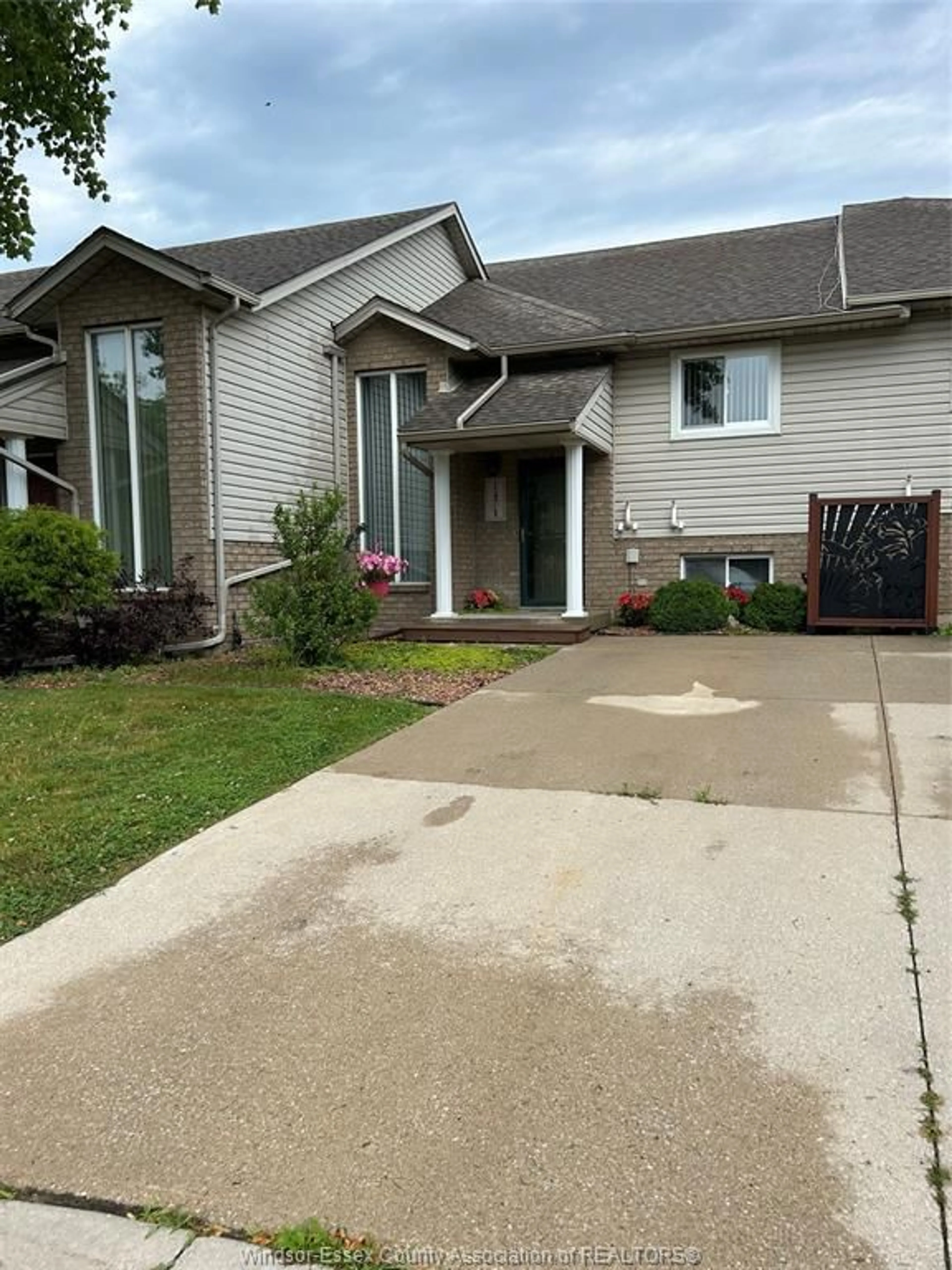 Home with vinyl exterior material, street for 1471 BORDER Cres, Tecumseh Ontario N8N 4Z5