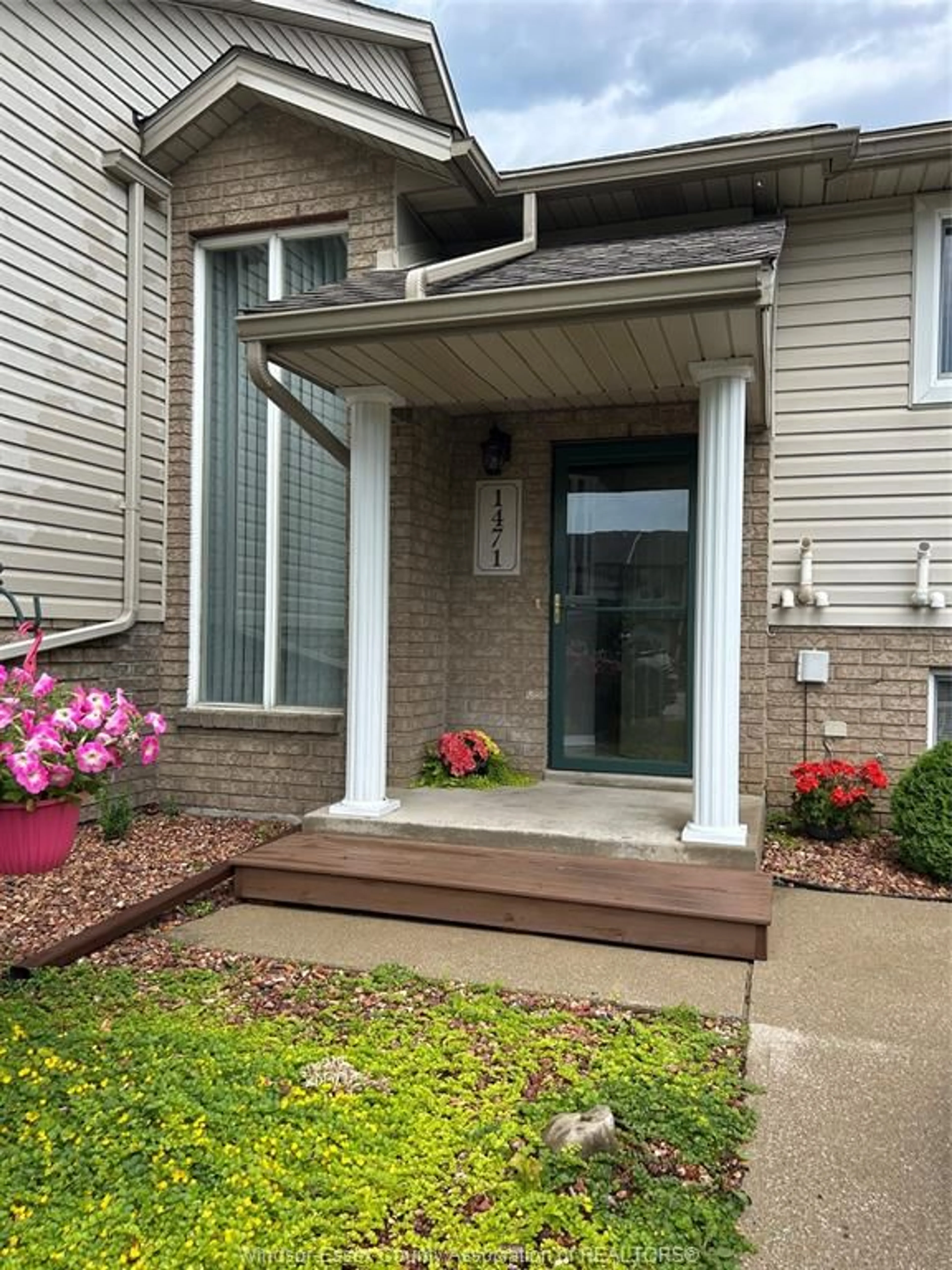 Indoor entryway for 1471 BORDER Cres, Tecumseh Ontario N8N 4Z5
