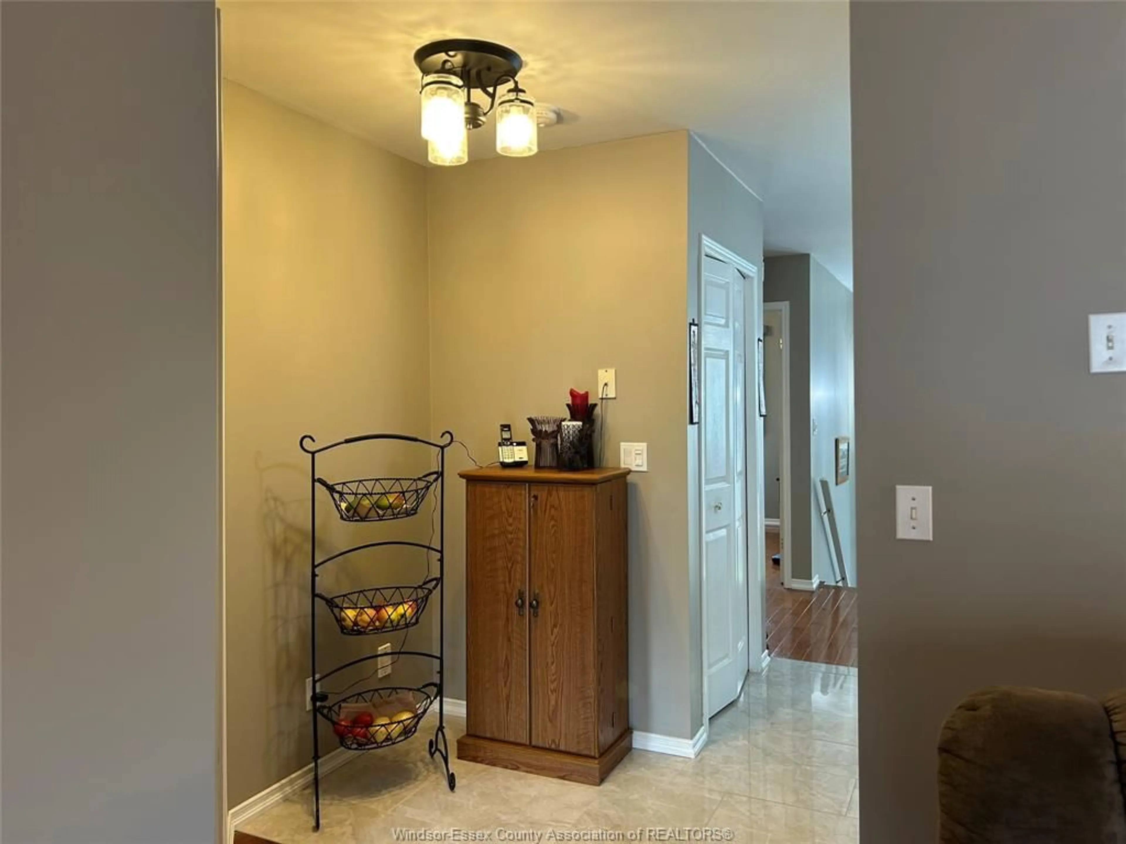 Indoor entryway for 1471 BORDER Cres, Tecumseh Ontario N8N 4Z5