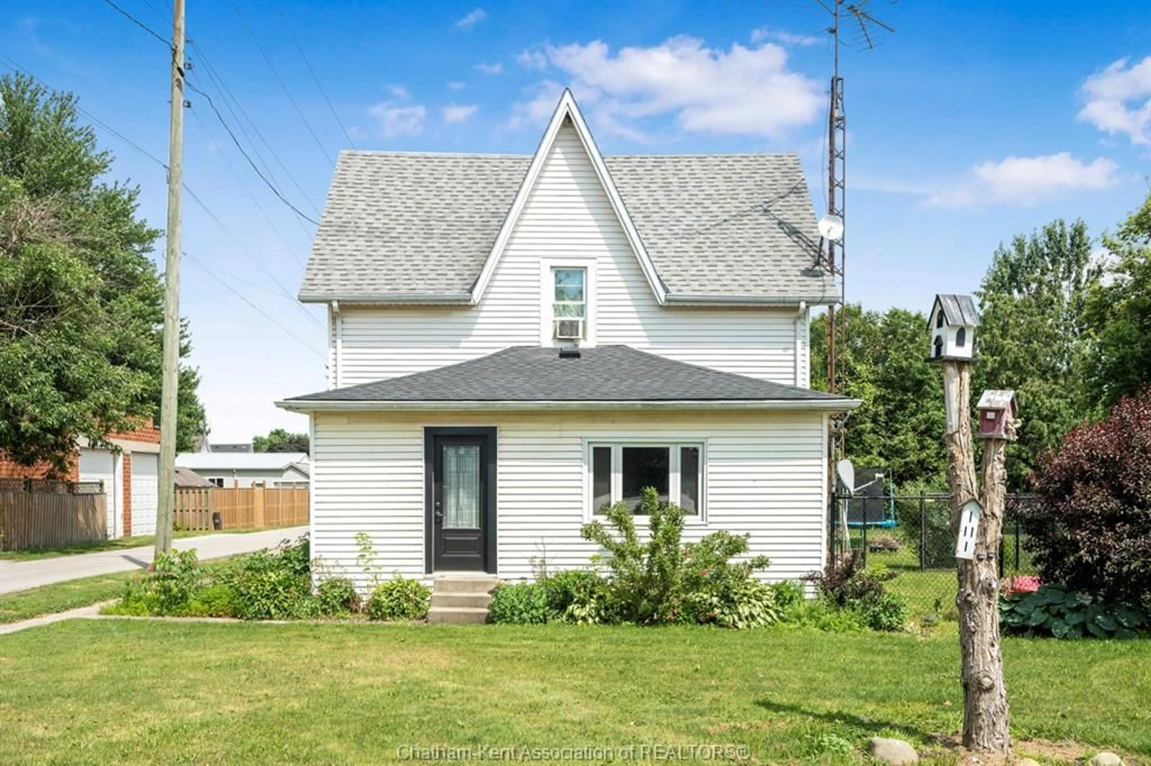 Home with vinyl exterior material, street for 17 BURNS St, Chatham-Kent Ontario N0P 2M0