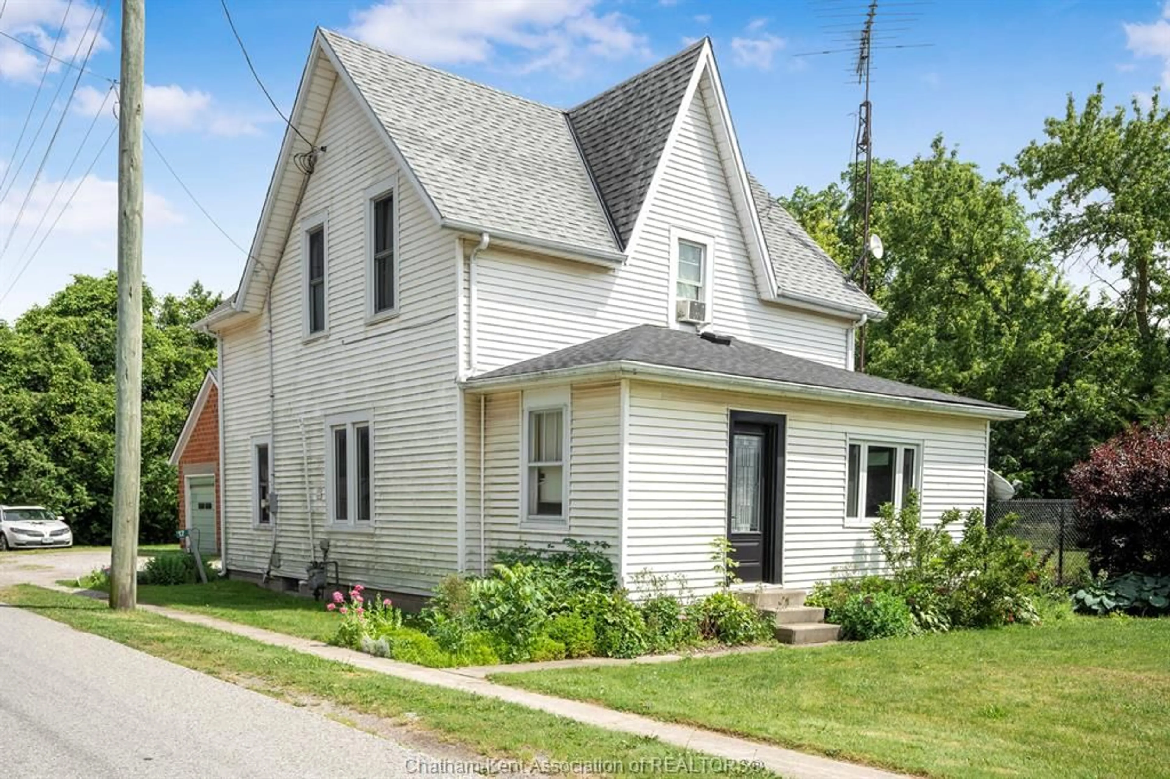 Home with vinyl exterior material, street for 17 BURNS St, Chatham-Kent Ontario N0P 2M0