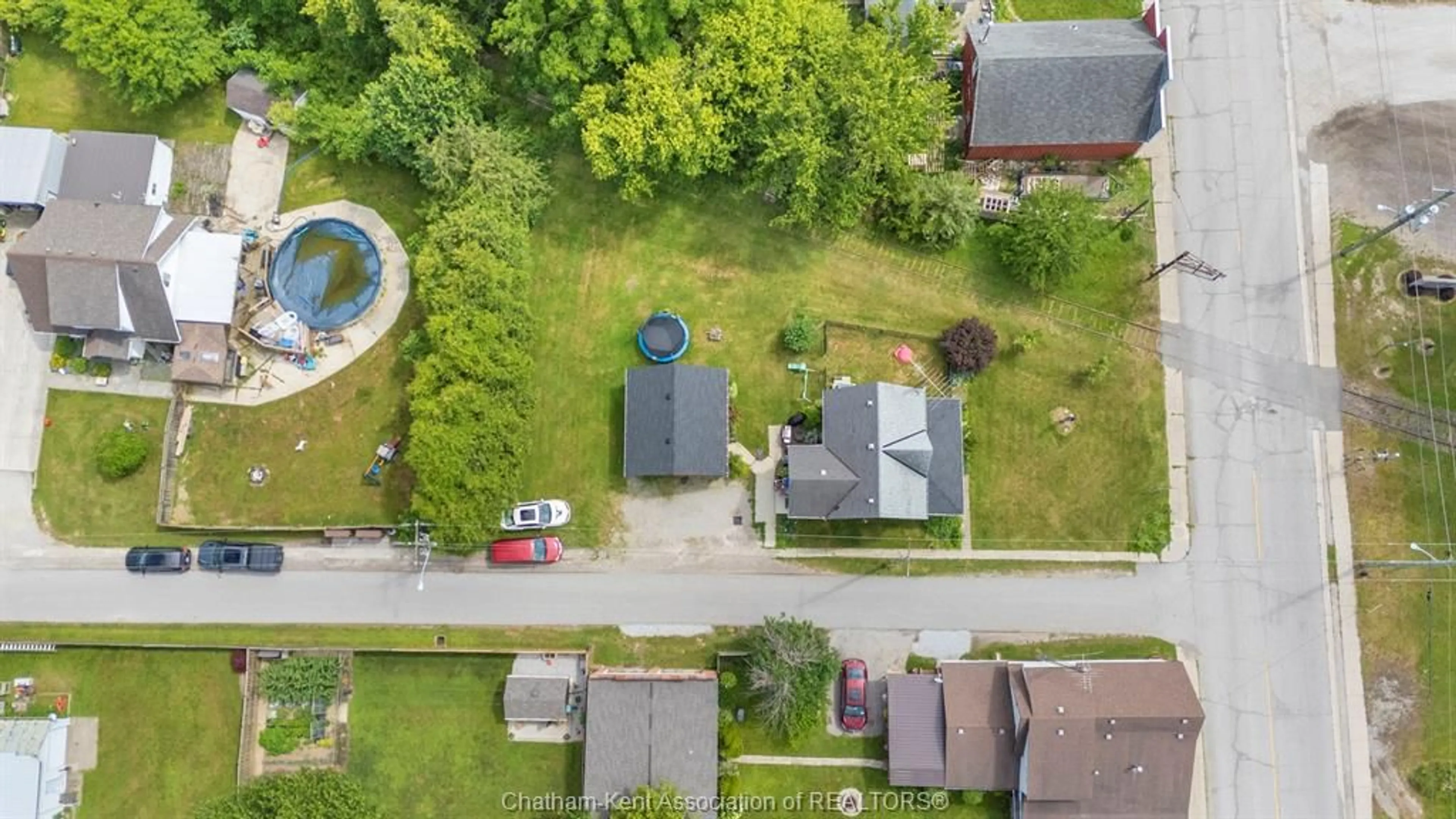 A pic from outside/outdoor area/front of a property/back of a property/a pic from drone, street for 17 BURNS St, Chatham-Kent Ontario N0P 2M0
