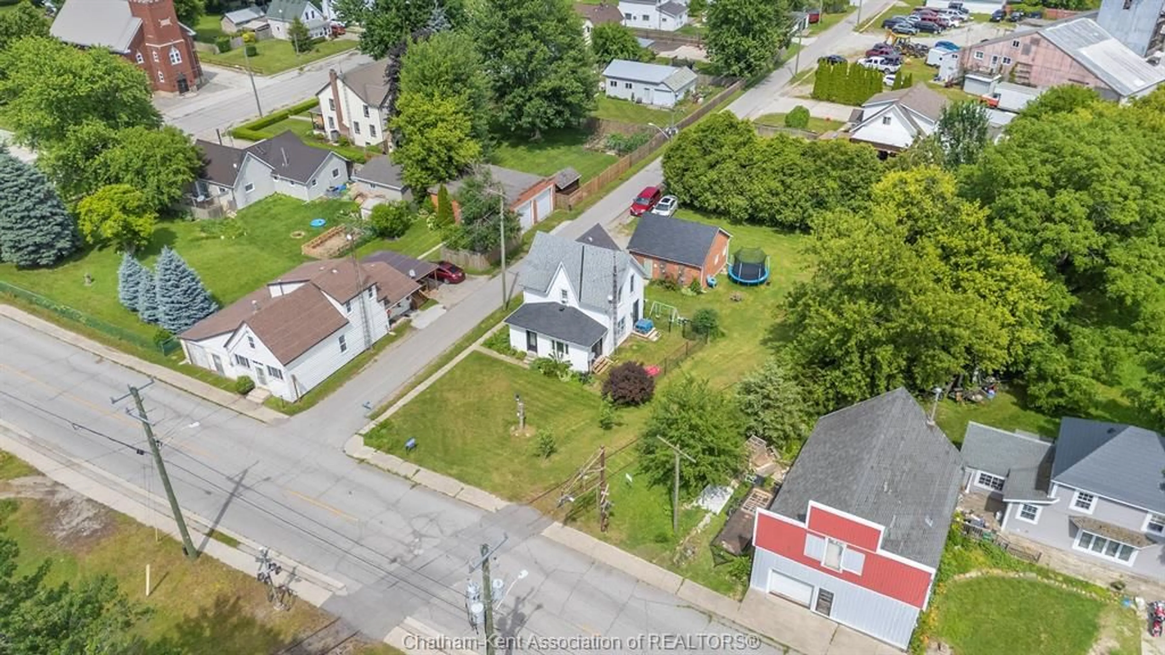 A pic from outside/outdoor area/front of a property/back of a property/a pic from drone, street for 17 BURNS St, Chatham-Kent Ontario N0P 2M0