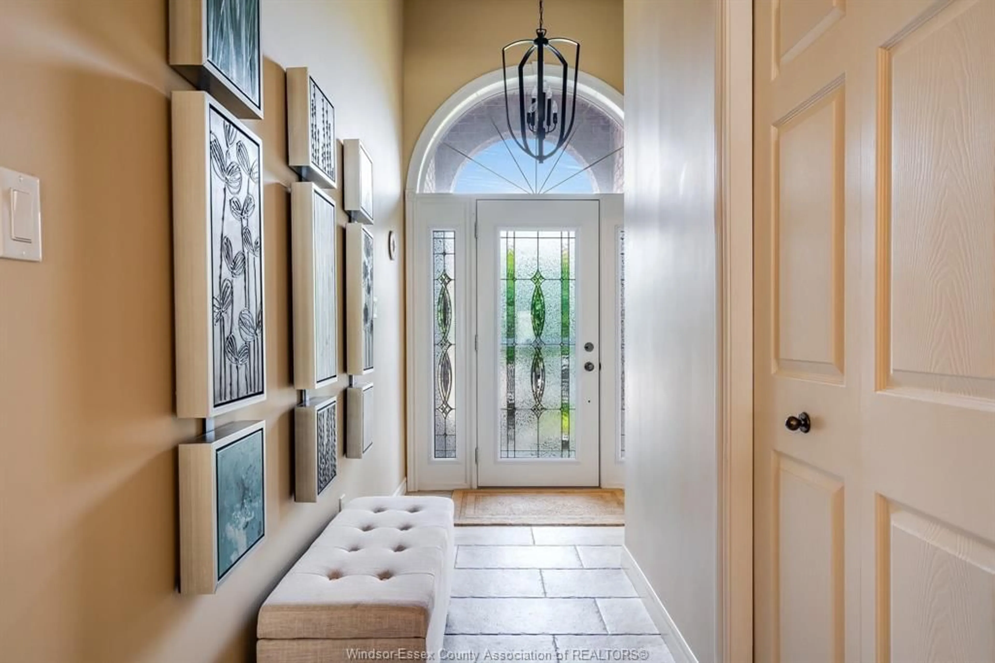 Indoor entryway for 1490 Aspenshore, Windsor Ontario N8P 1Y5