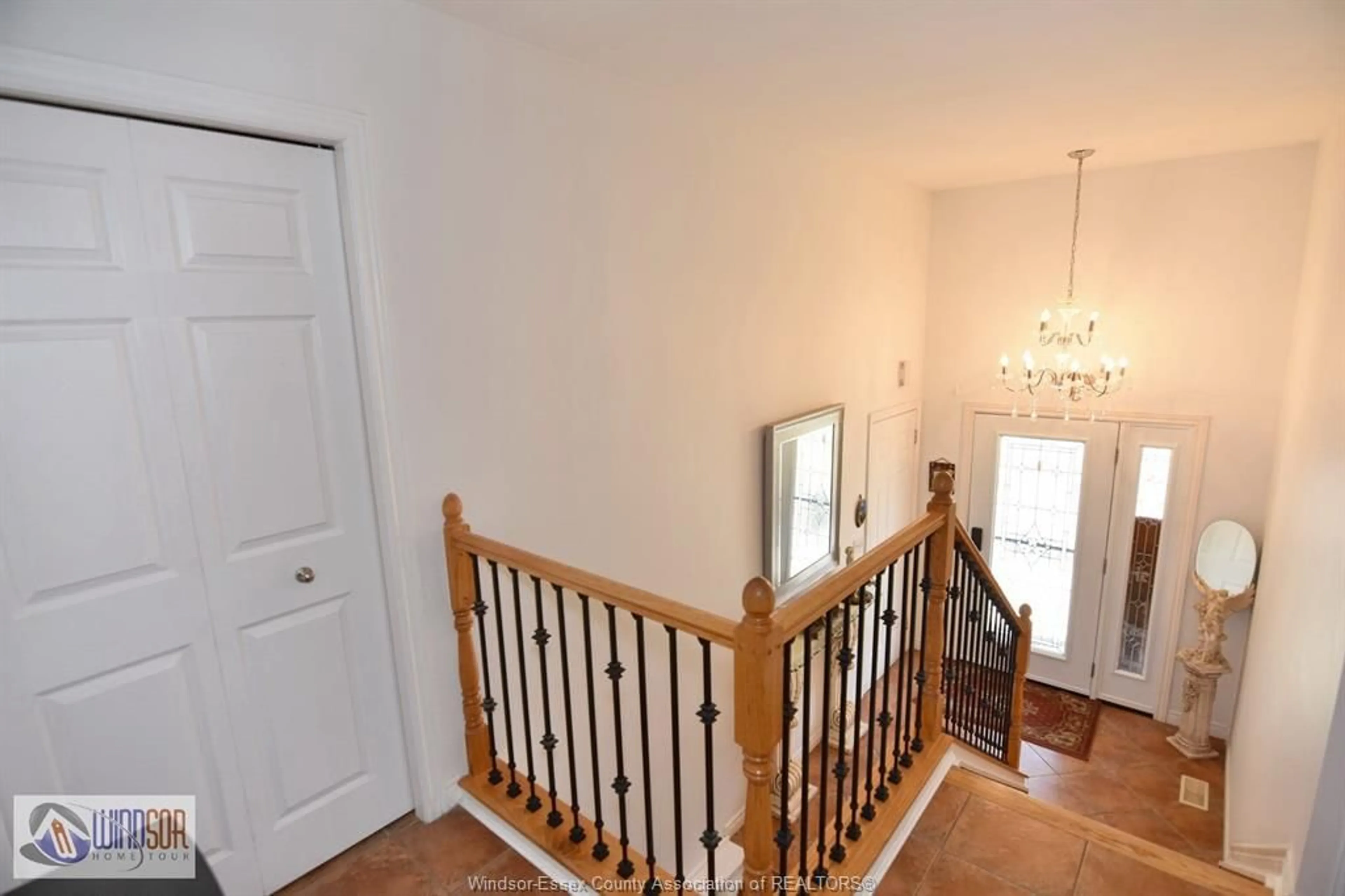 Indoor foyer for 1139 PEARSON, Windsor Ontario N8P 1X2