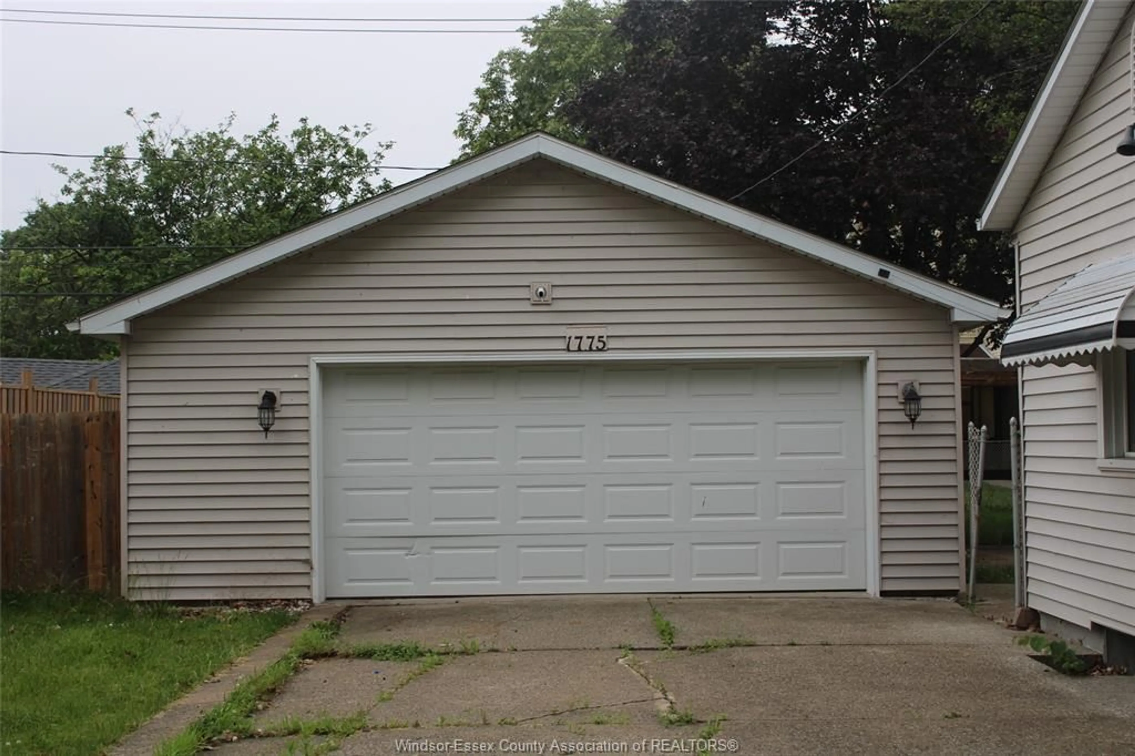 Indoor garage for 1775 WESTMINSTER Blvd, Windsor Ontario N8T 1X3