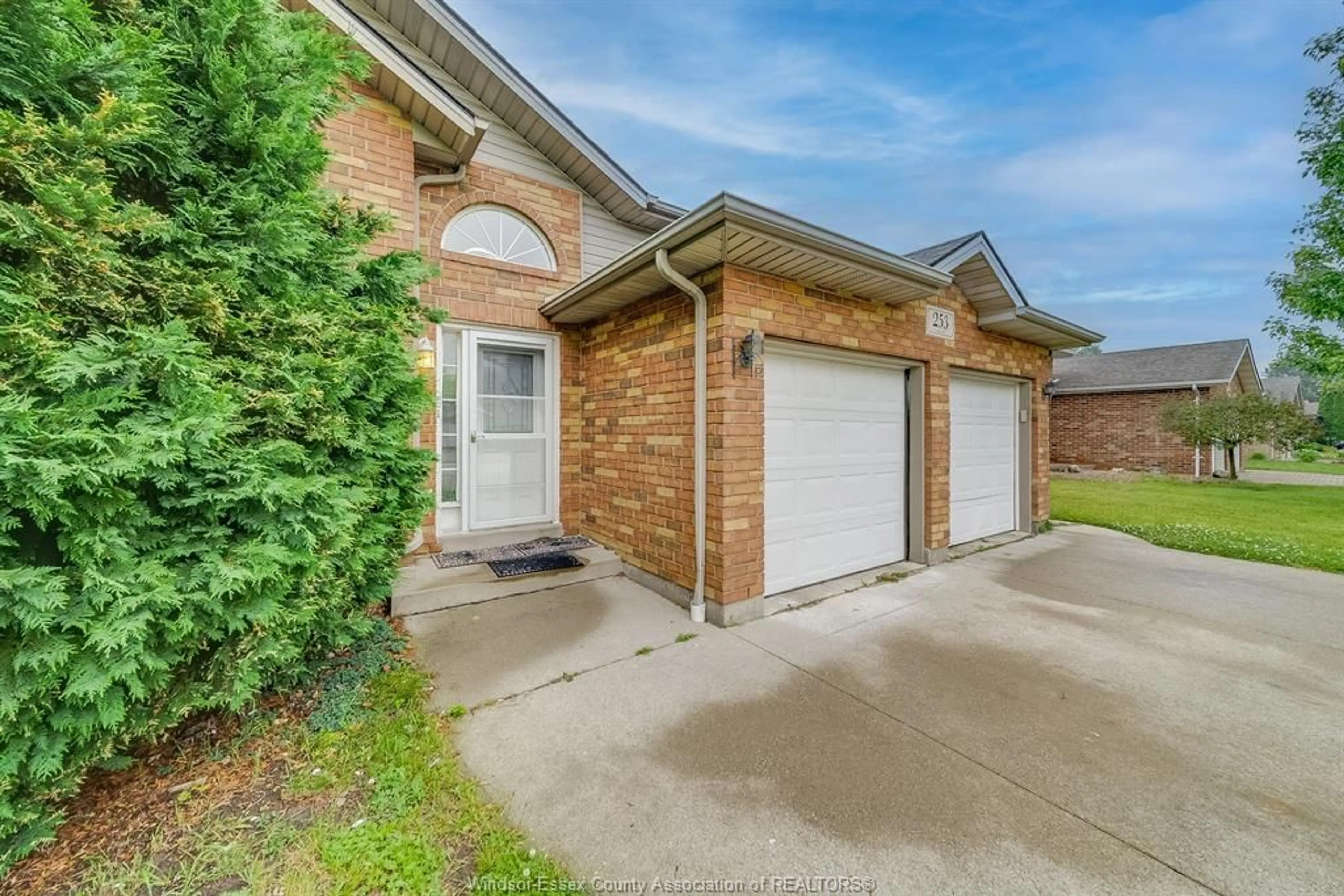 Unknown for 253 FIELDS Ave, LaSalle Ontario N9J 3S3