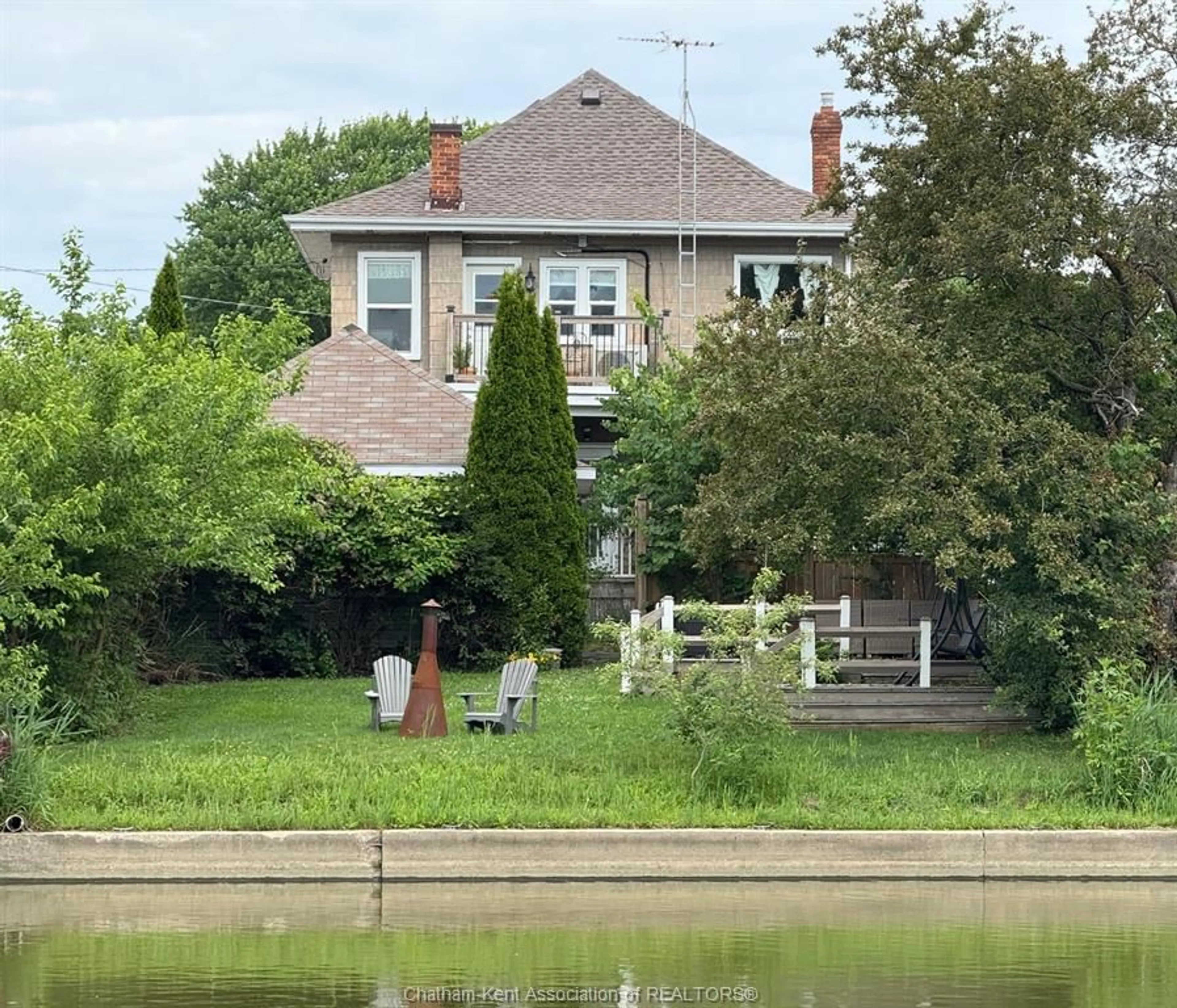 A pic from outside/outdoor area/front of a property/back of a property/a pic from drone, water/lake/river/ocean view for 58 Margaret Ave, Wallaceburg Ontario N8A 1Z9
