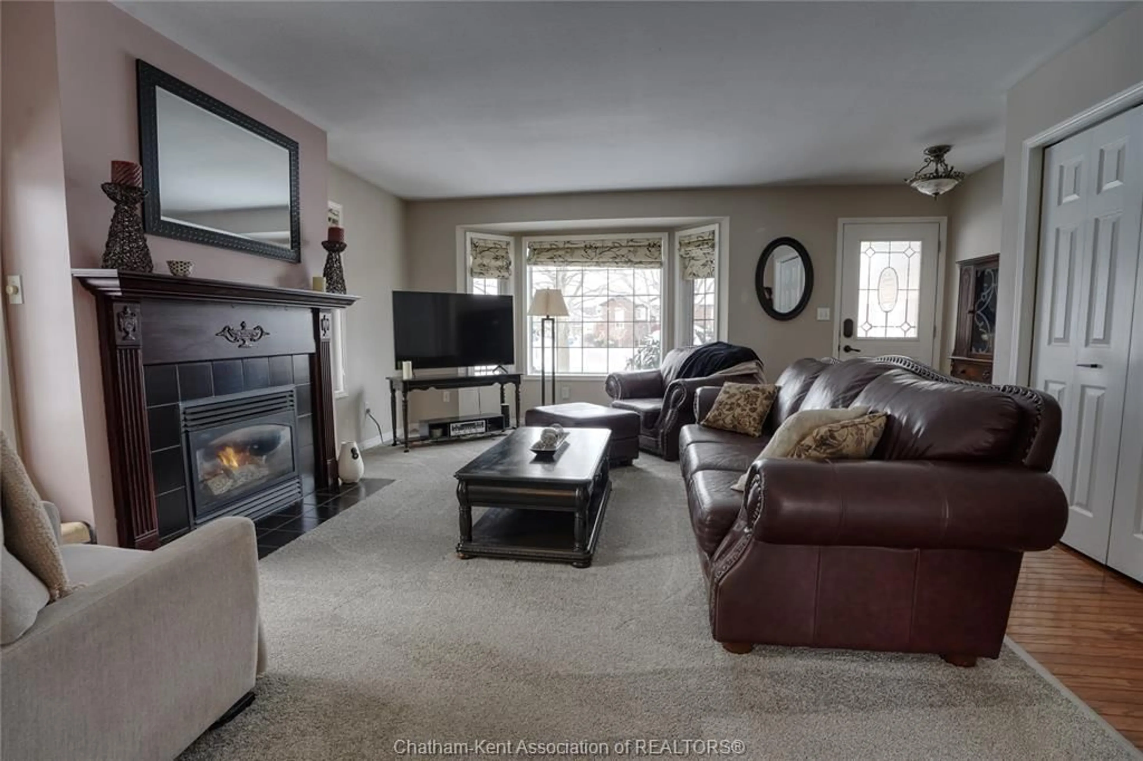 Living room with furniture, unknown for 59 Blossom Pl, Chatham Ontario N7L 5L4