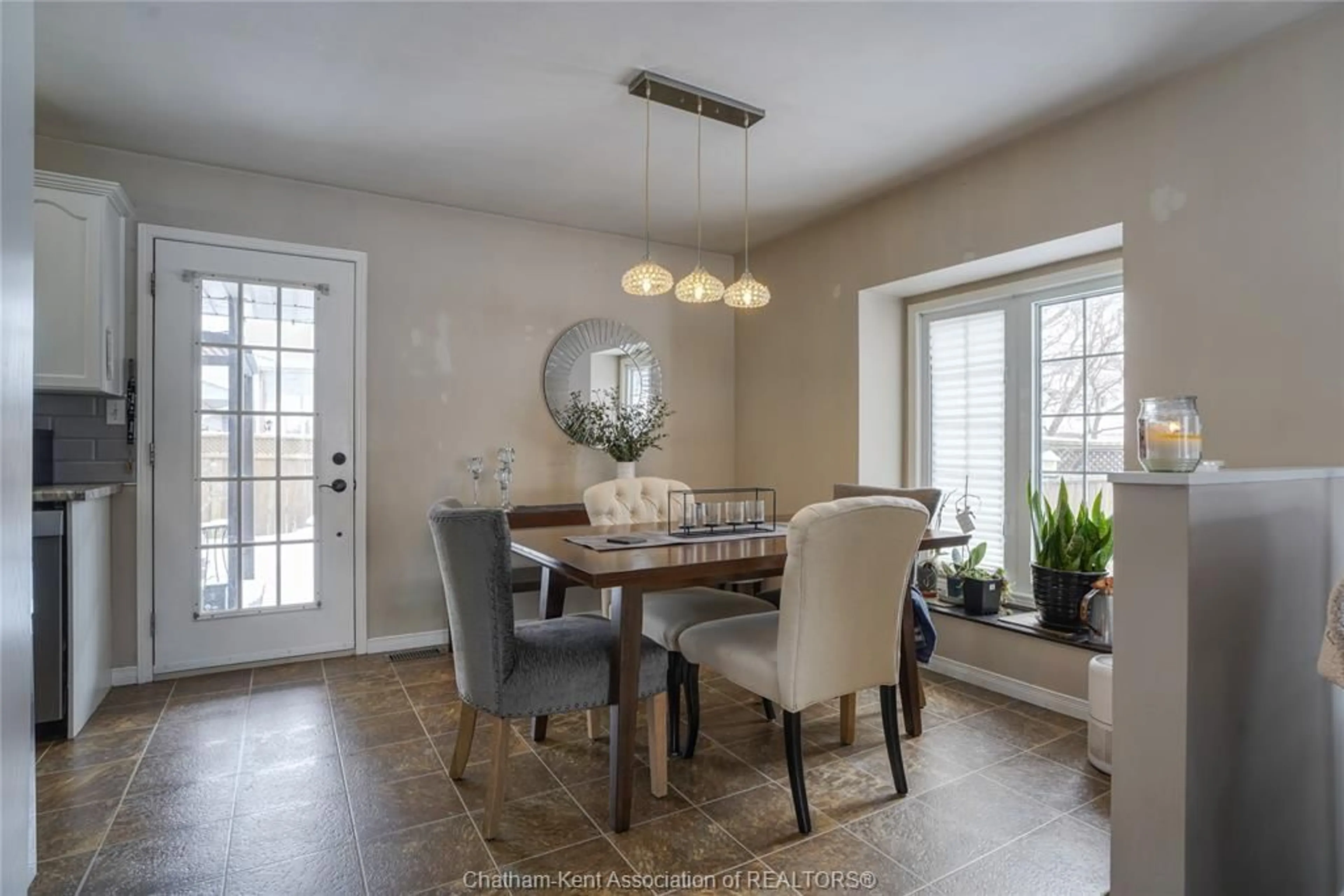 Dining room, ceramic/tile floor for 59 Blossom Pl, Chatham Ontario N7L 5L4