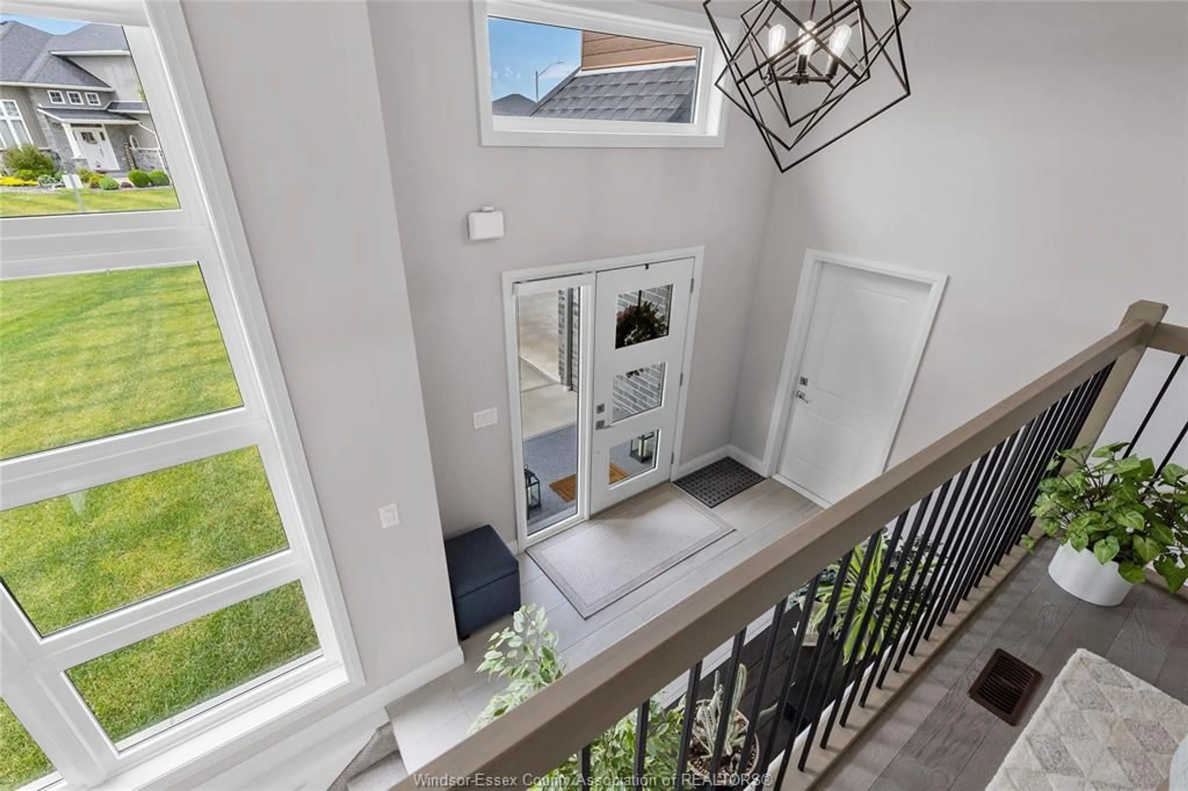 Indoor entryway for 152 LAMBERT, Amherstburg Ontario N9V 0A9