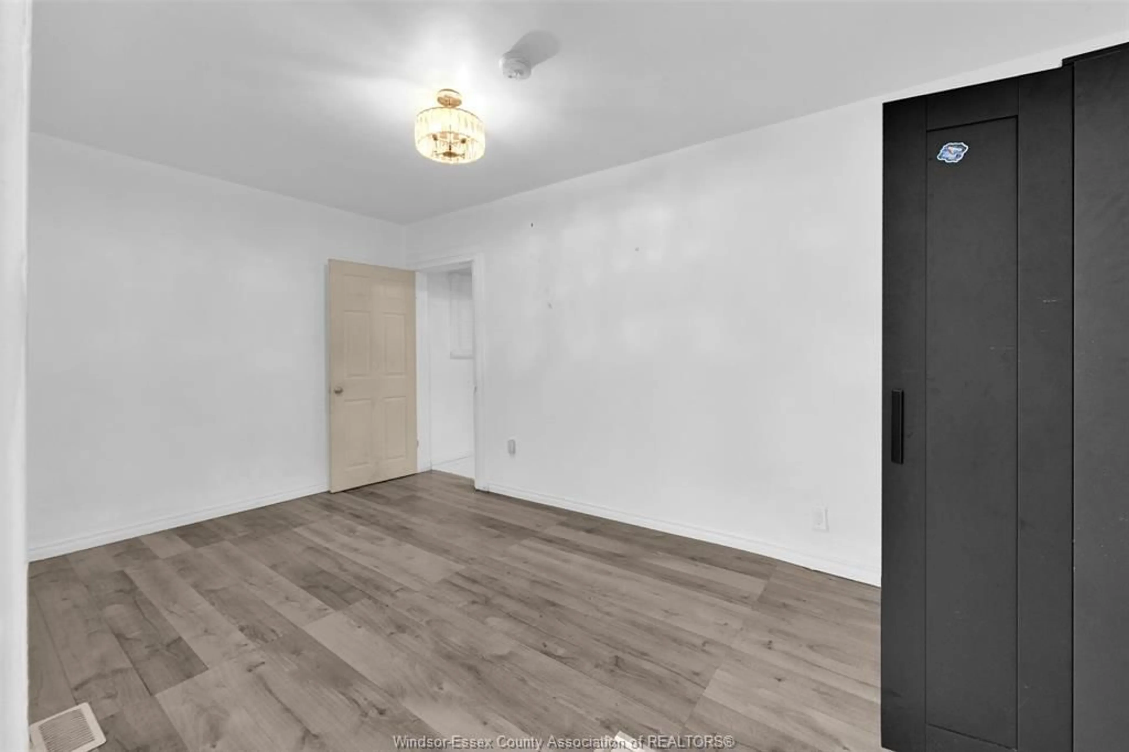 A pic of a room for 427 Bridge Ave, Windsor Ontario N9B 2M3