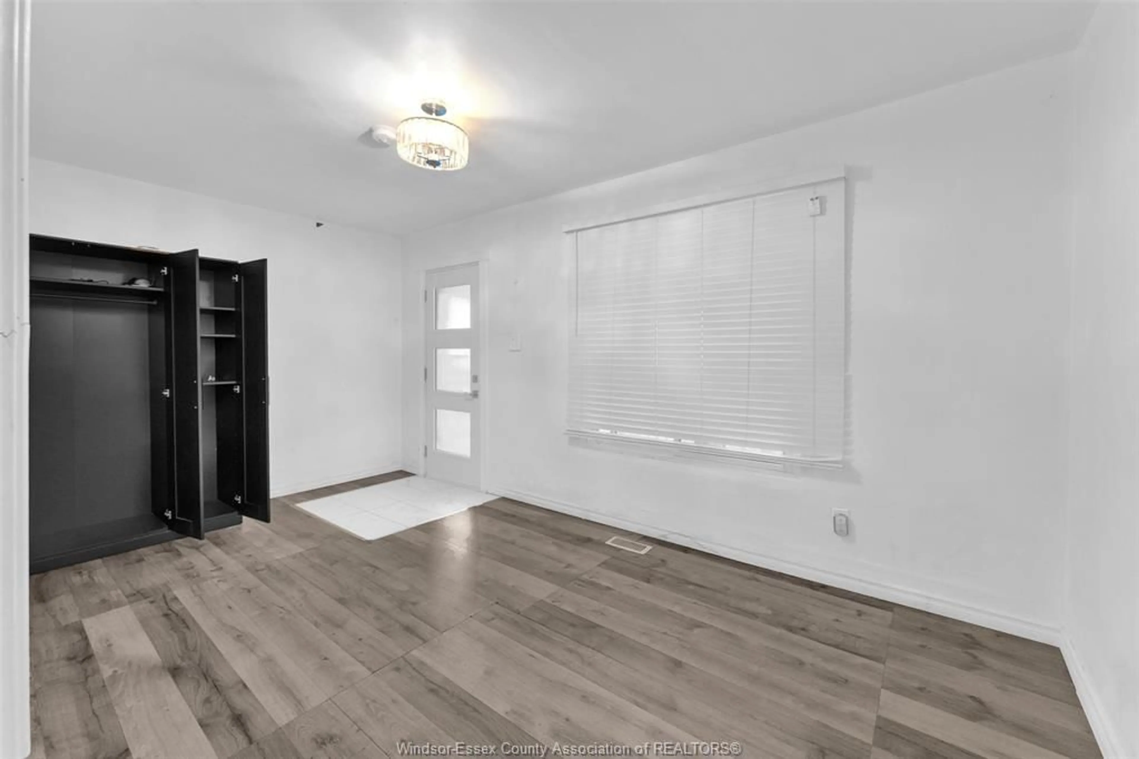 A pic of a room for 427 Bridge Ave, Windsor Ontario N9B 2M3