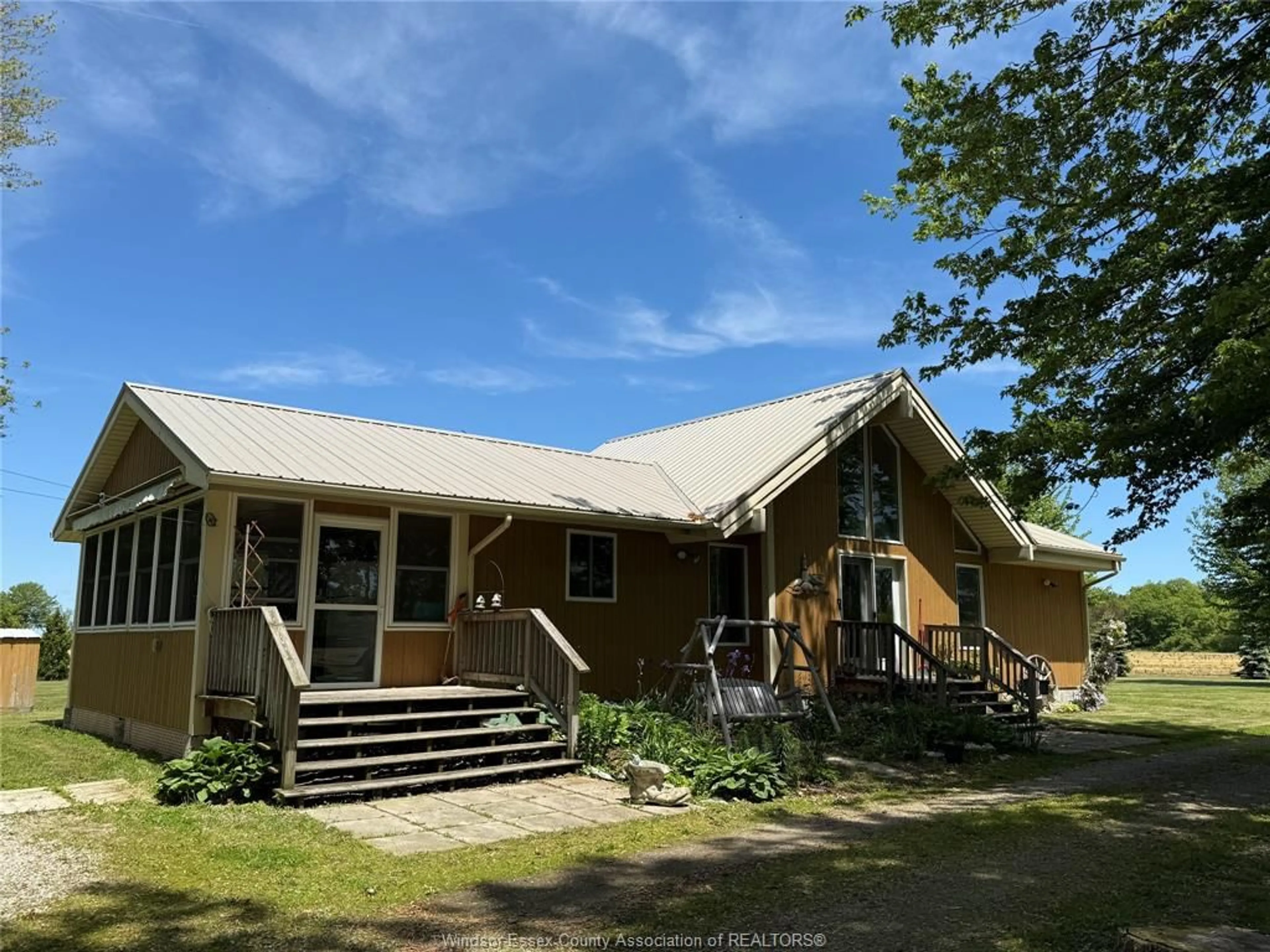 A pic from outside/outdoor area/front of a property/back of a property/a pic from drone, building for 543 East West Road Rd, Pelee Island Ontario N0R 1M0