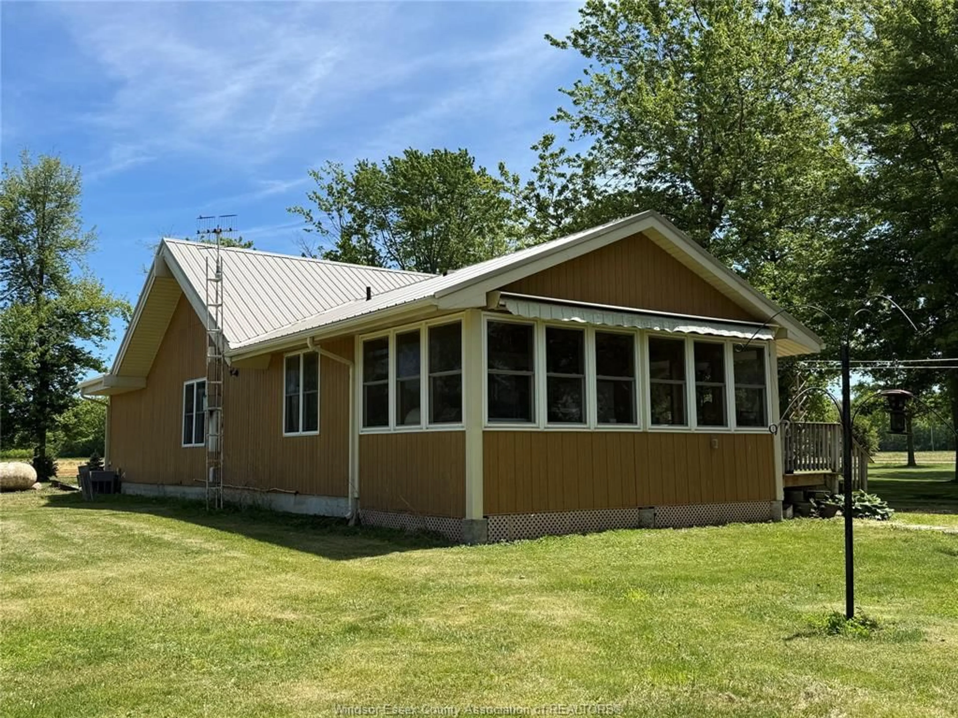 Home with vinyl exterior material, unknown for 543 East West Road Rd, Pelee Island Ontario N0R 1M0