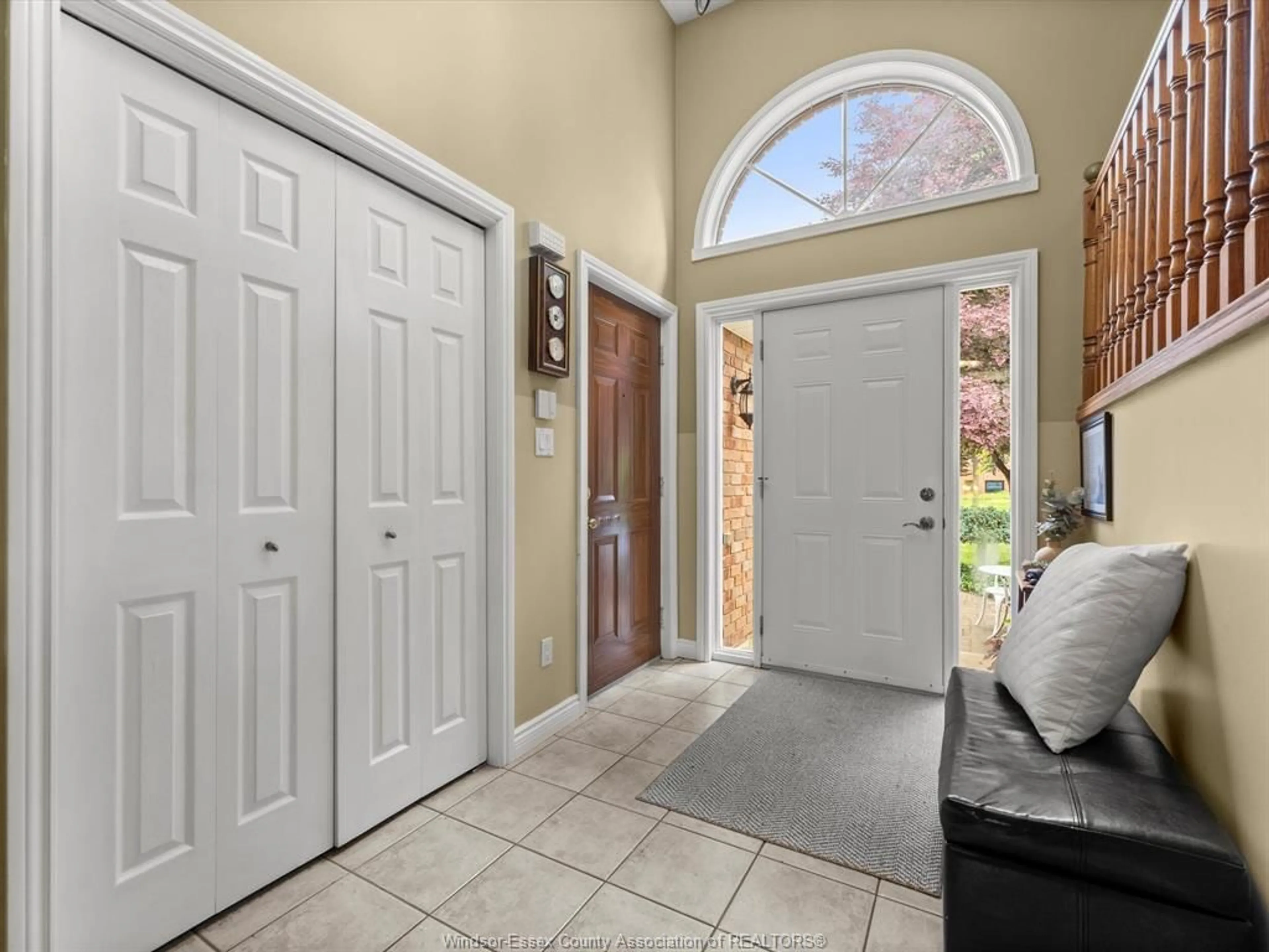 Indoor entryway for 920 Superior St, LaSalle Ontario N9J 3H4