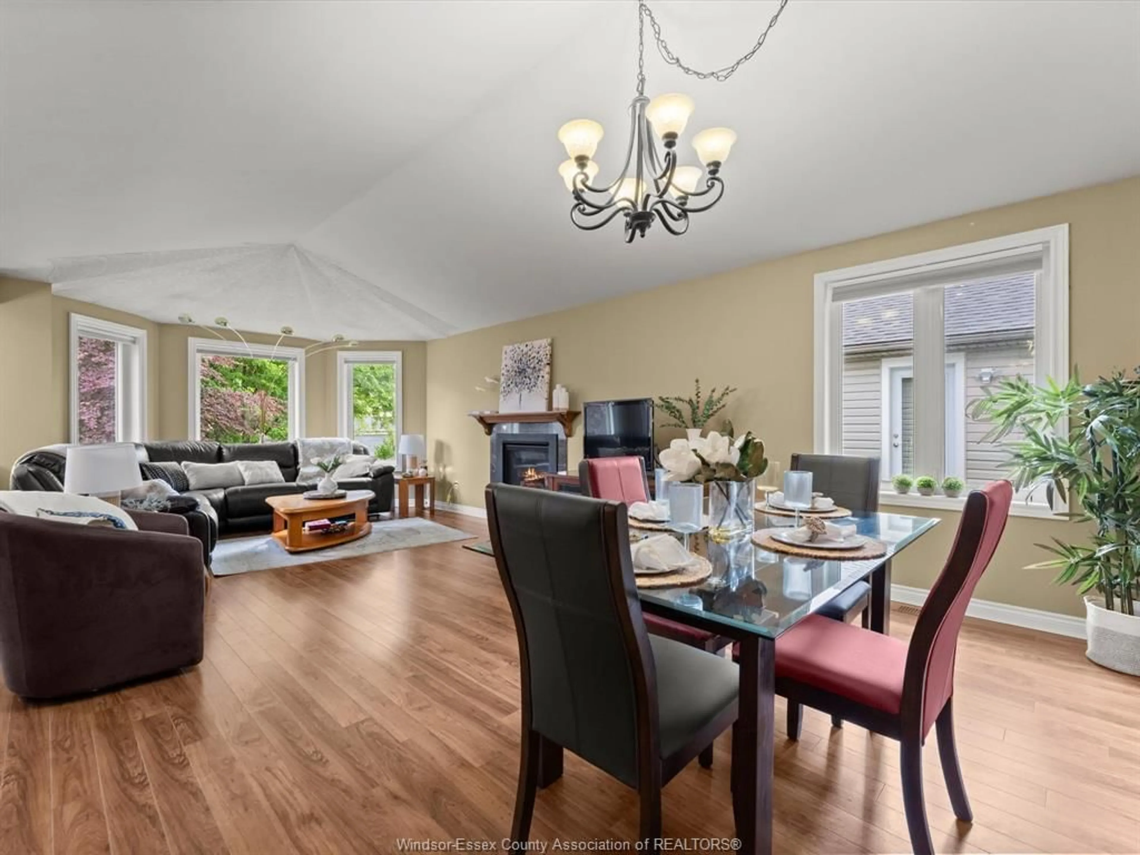Dining room, wood/laminate floor for 920 Superior St, LaSalle Ontario N9J 3H4