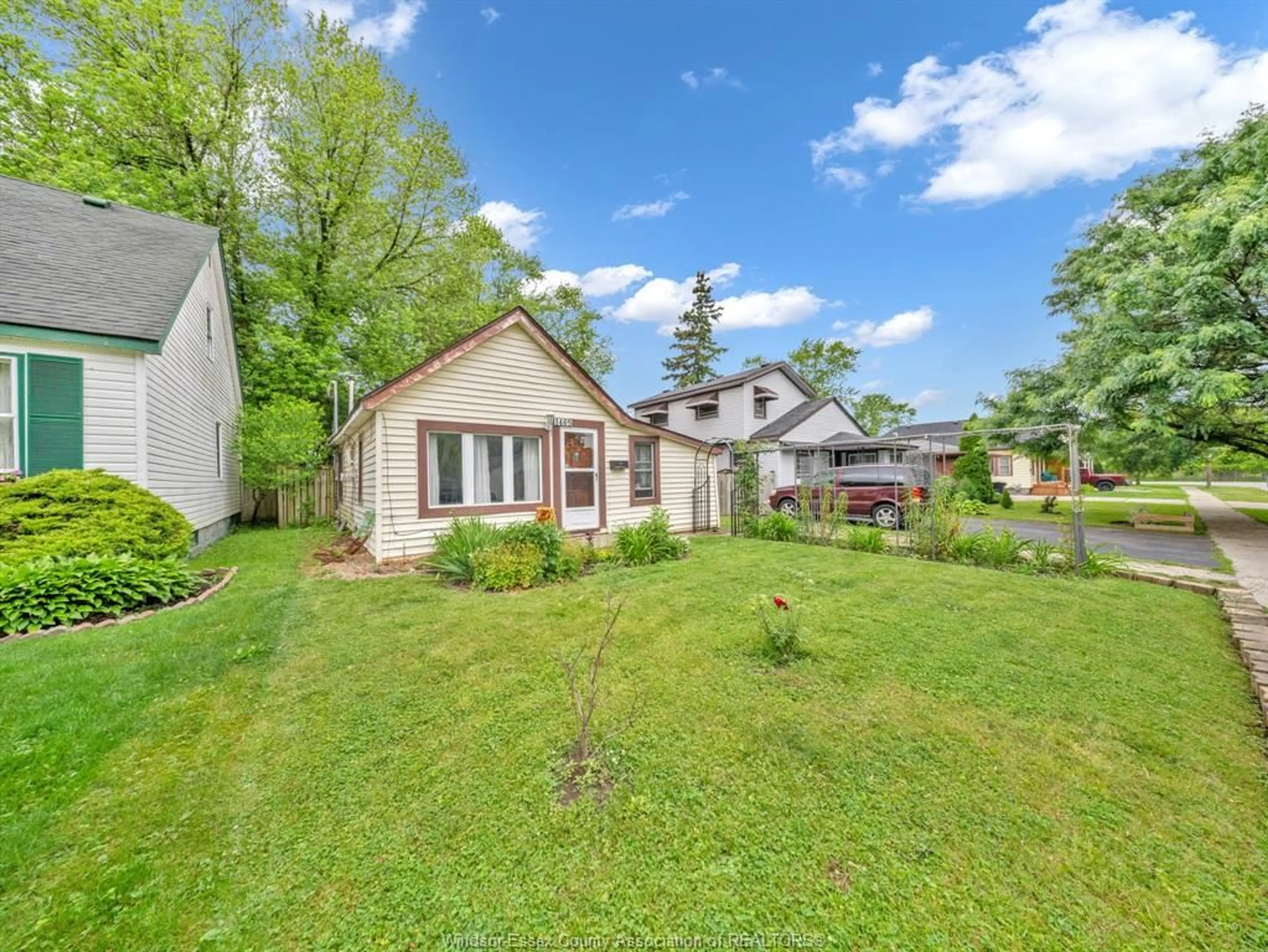 A pic from outside/outdoor area/front of a property/back of a property/a pic from drone, street for 1465 WESTMINSTER Blvd, Windsor Ontario N8T 1W8