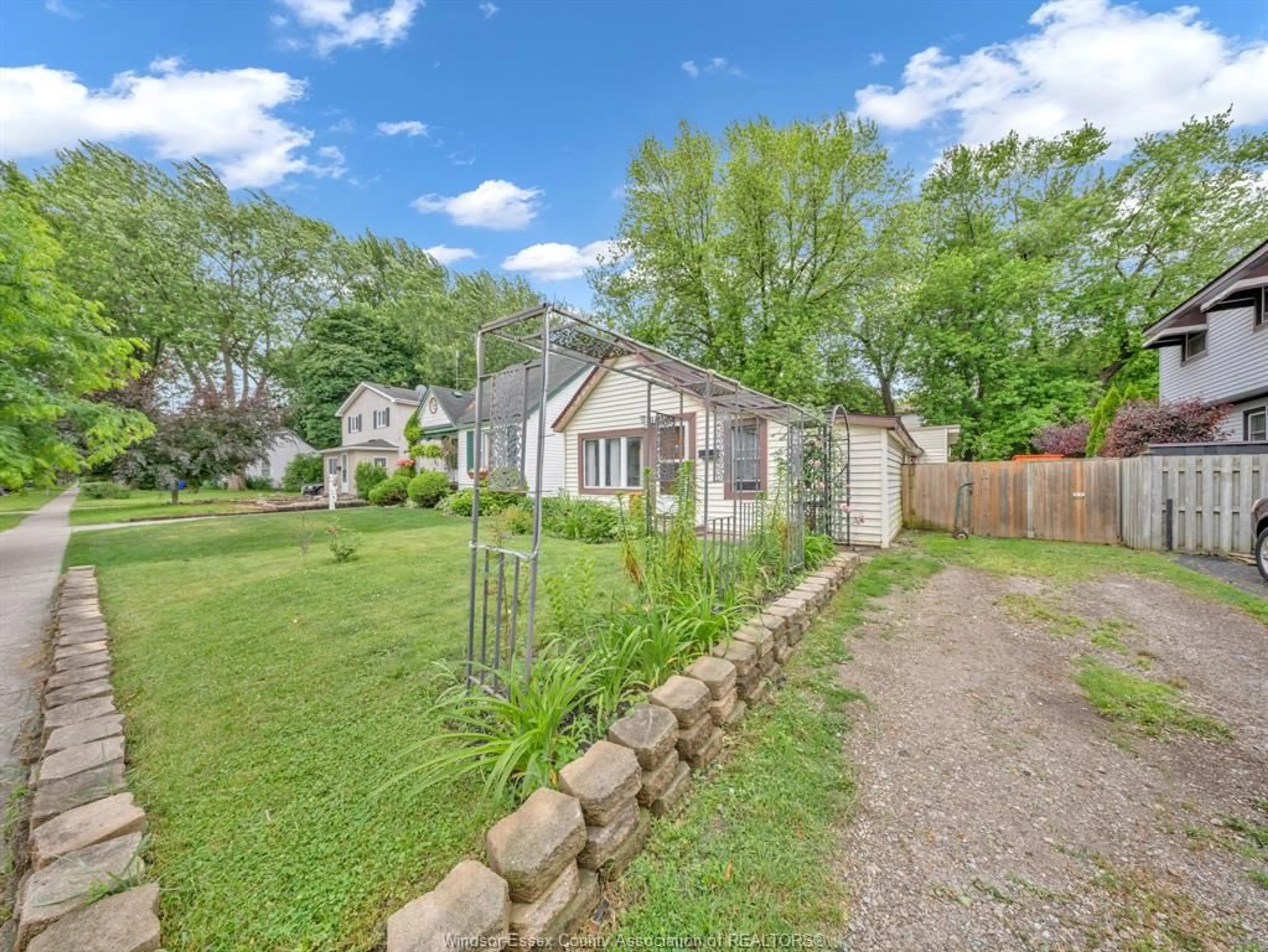 A pic from outside/outdoor area/front of a property/back of a property/a pic from drone, unknown for 1465 WESTMINSTER Blvd, Windsor Ontario N8T 1W8