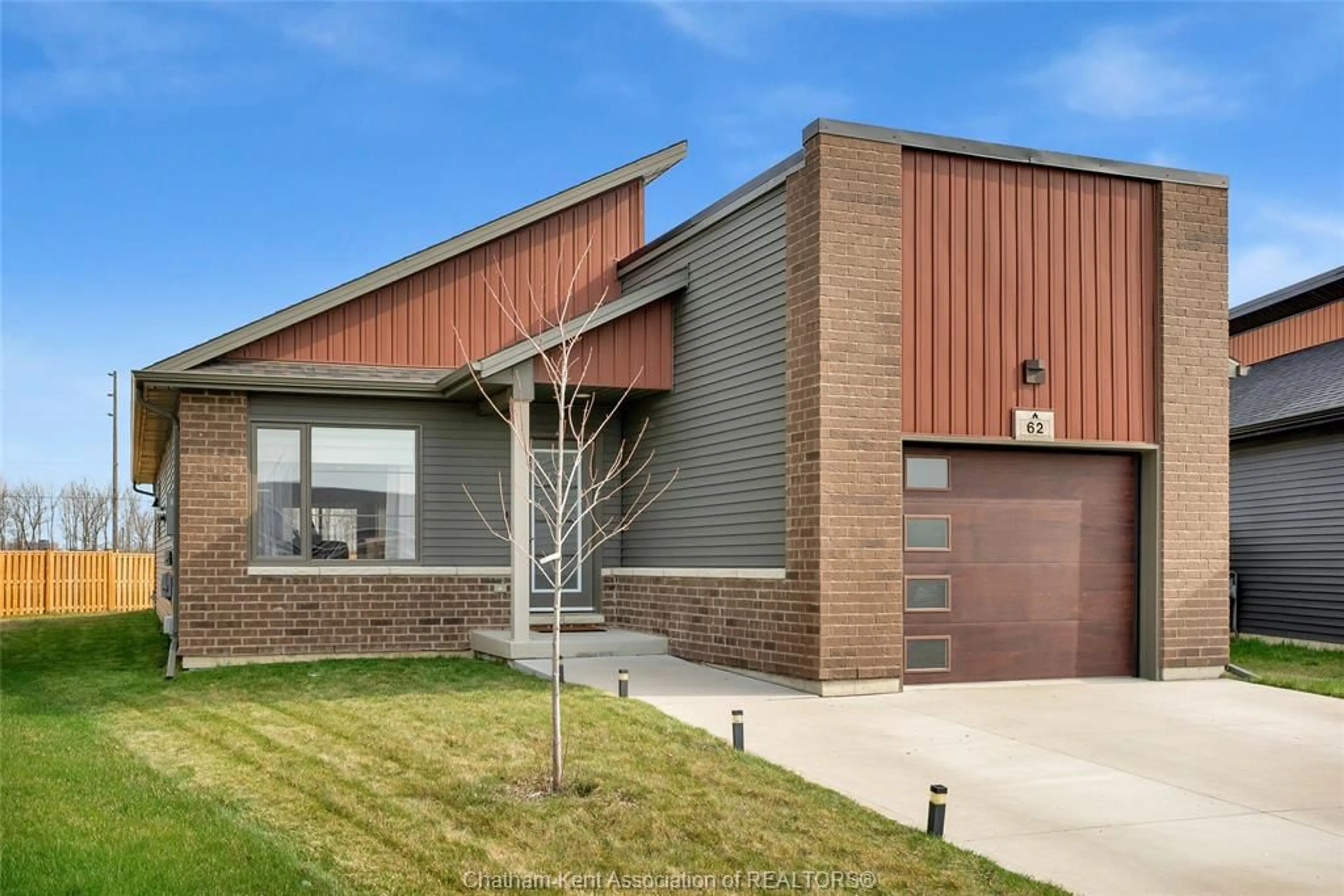 Home with brick exterior material, building for 62 MOONSTONE Cres, Chatham Ontario N7M 0S1