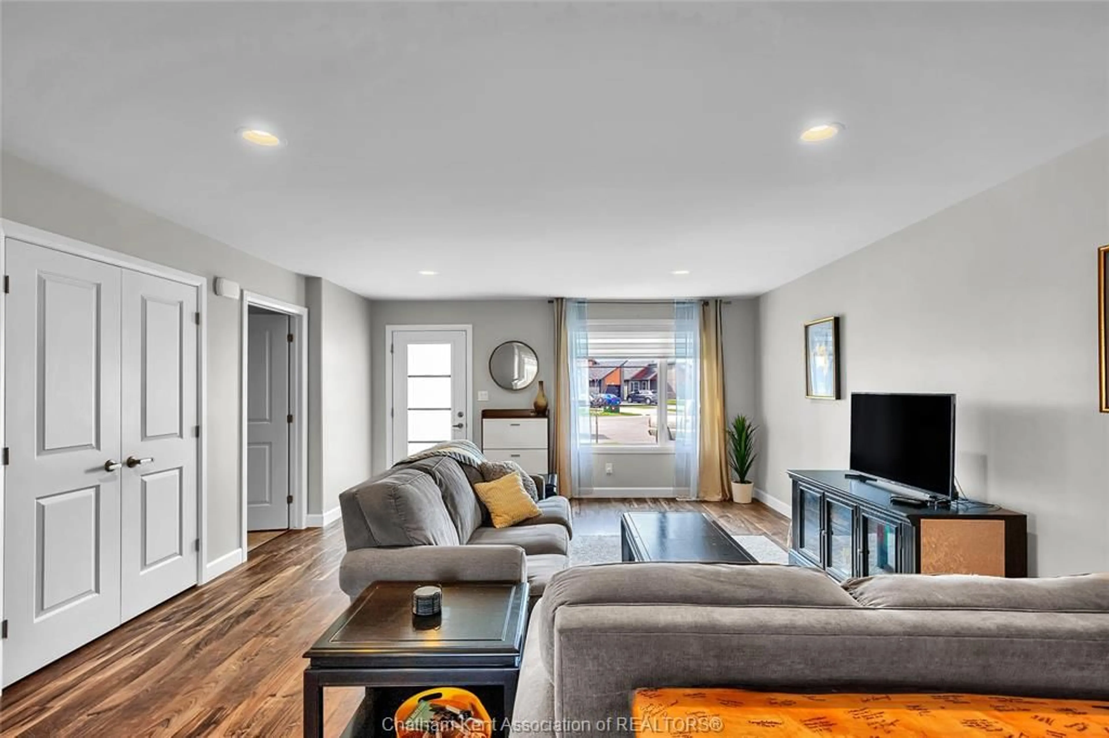 Living room with furniture, unknown for 62 MOONSTONE Cres, Chatham Ontario N7M 0S1
