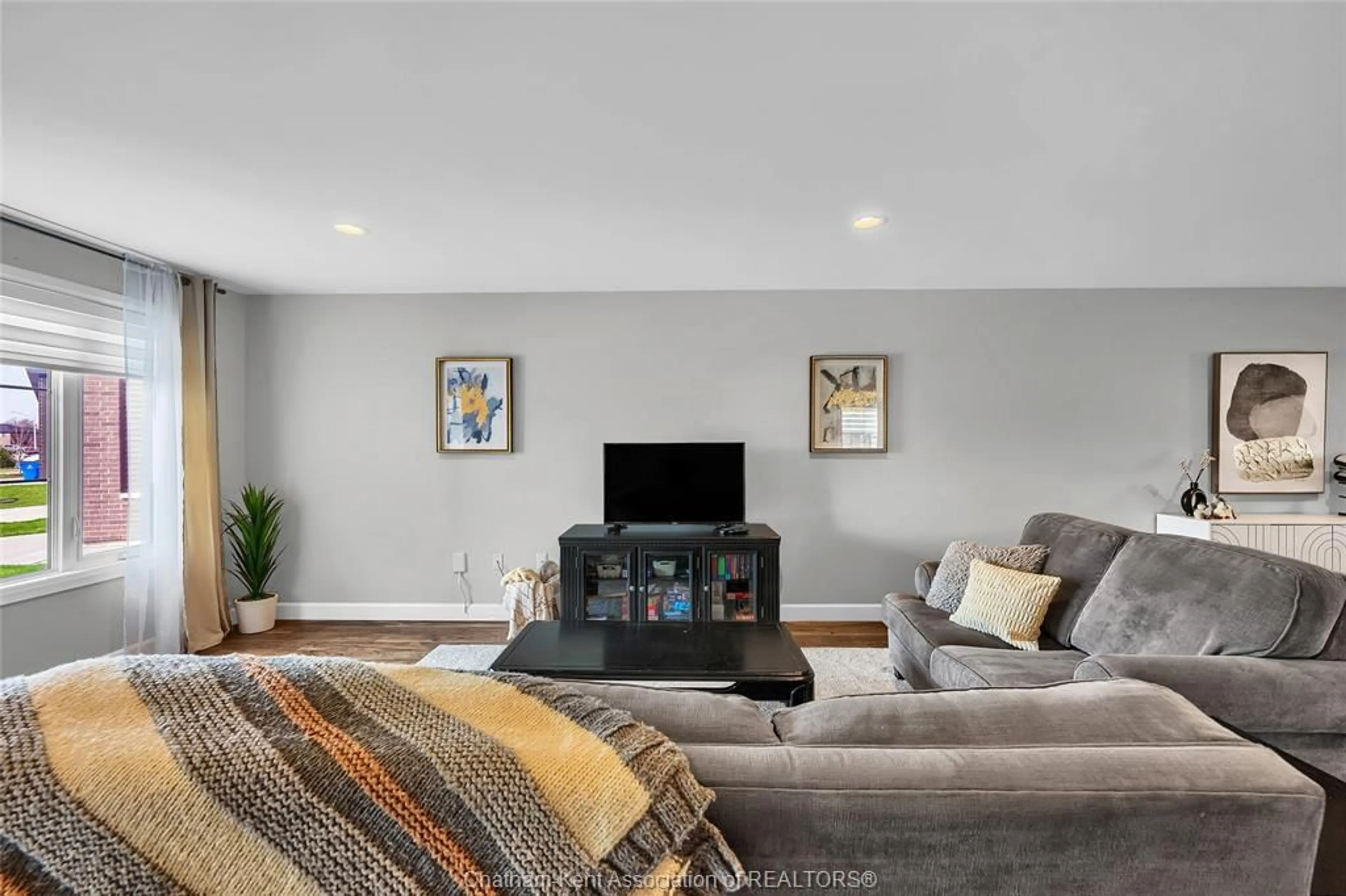 Living room with furniture, unknown for 62 MOONSTONE Cres, Chatham Ontario N7M 0S1