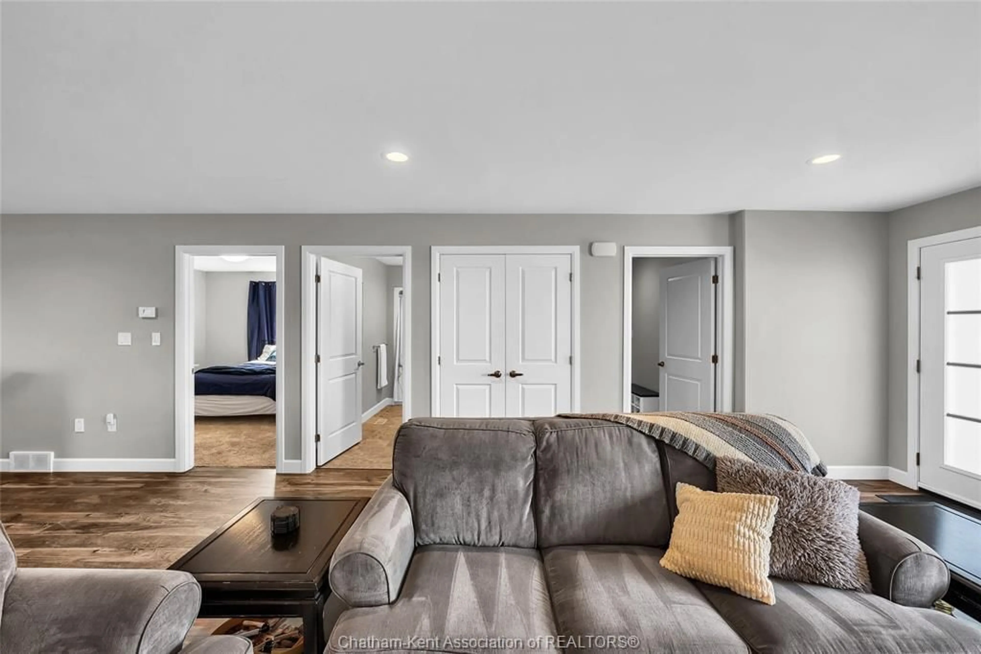 Living room with furniture, unknown for 62 MOONSTONE Cres, Chatham Ontario N7M 0S1