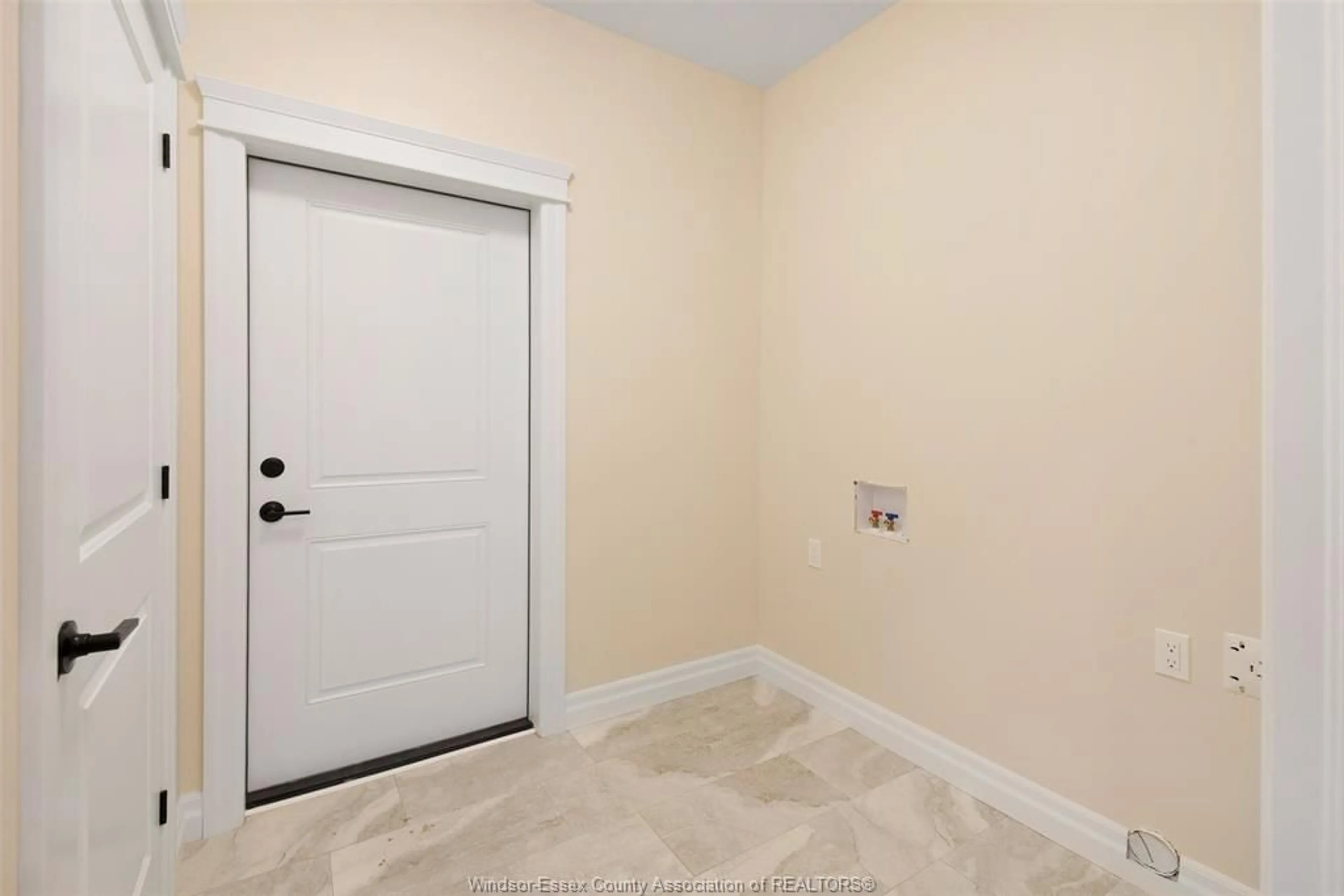Indoor entryway for 53 BELLEVIEW, Kingsville Ontario N0R 1B0
