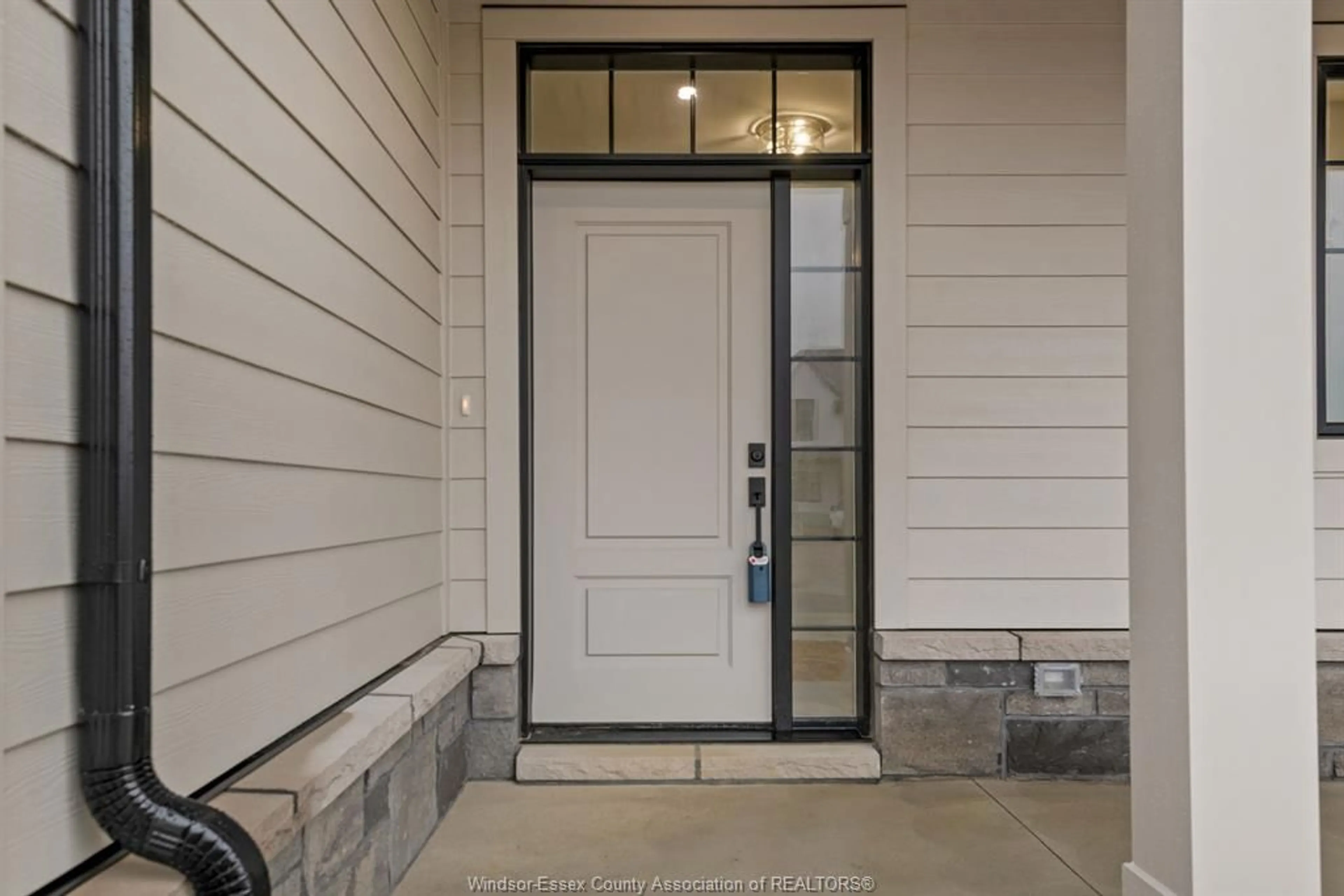 Indoor entryway for 49 BELLEVIEW Dr, Kingsville Ontario N0R 1B0