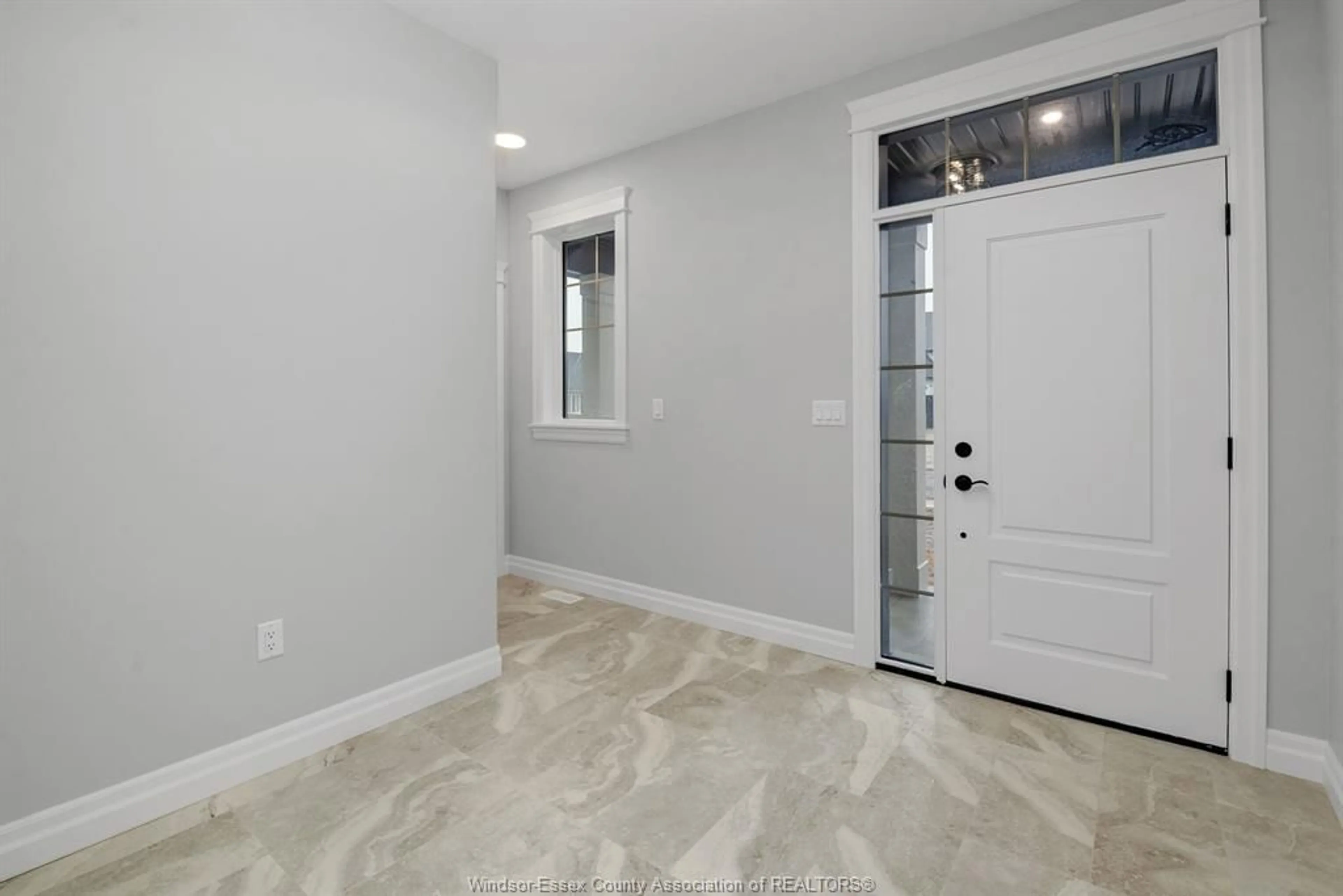 Indoor entryway for 49 BELLEVIEW Dr, Kingsville Ontario N0R 1B0