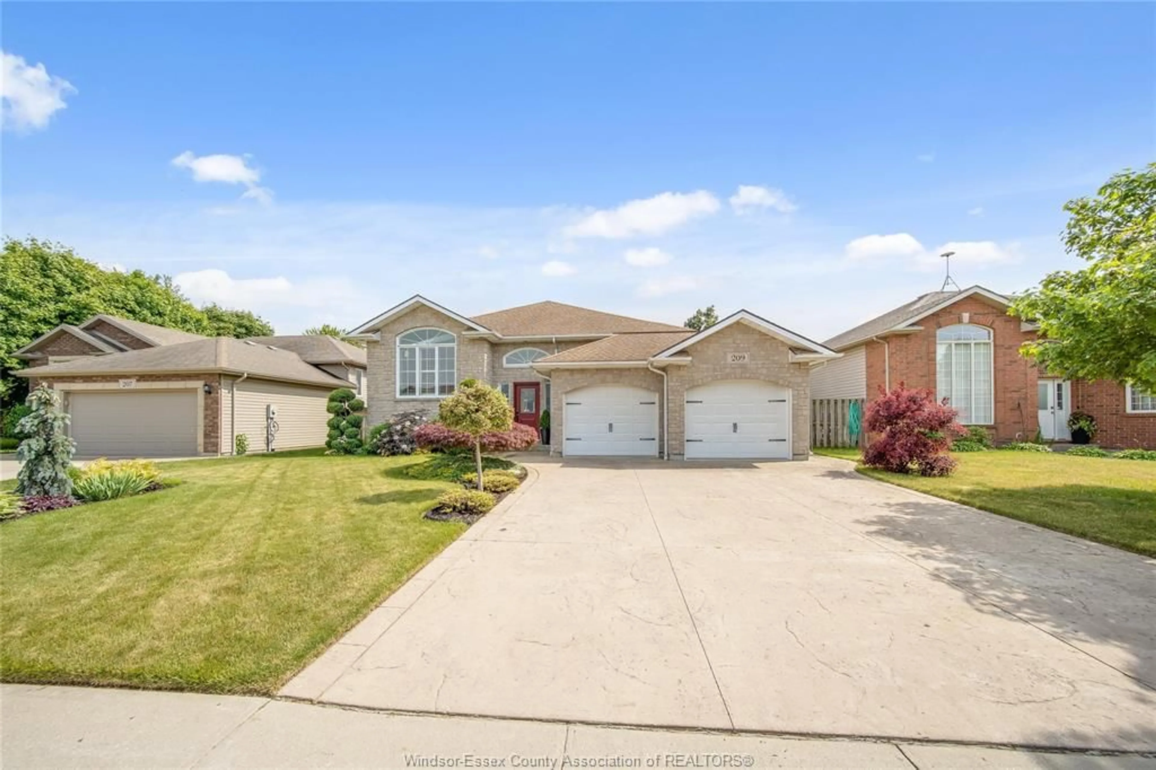 Home with vinyl exterior material, street for 209 JAMES Ave, Kingsville Ontario N9Y 4B4