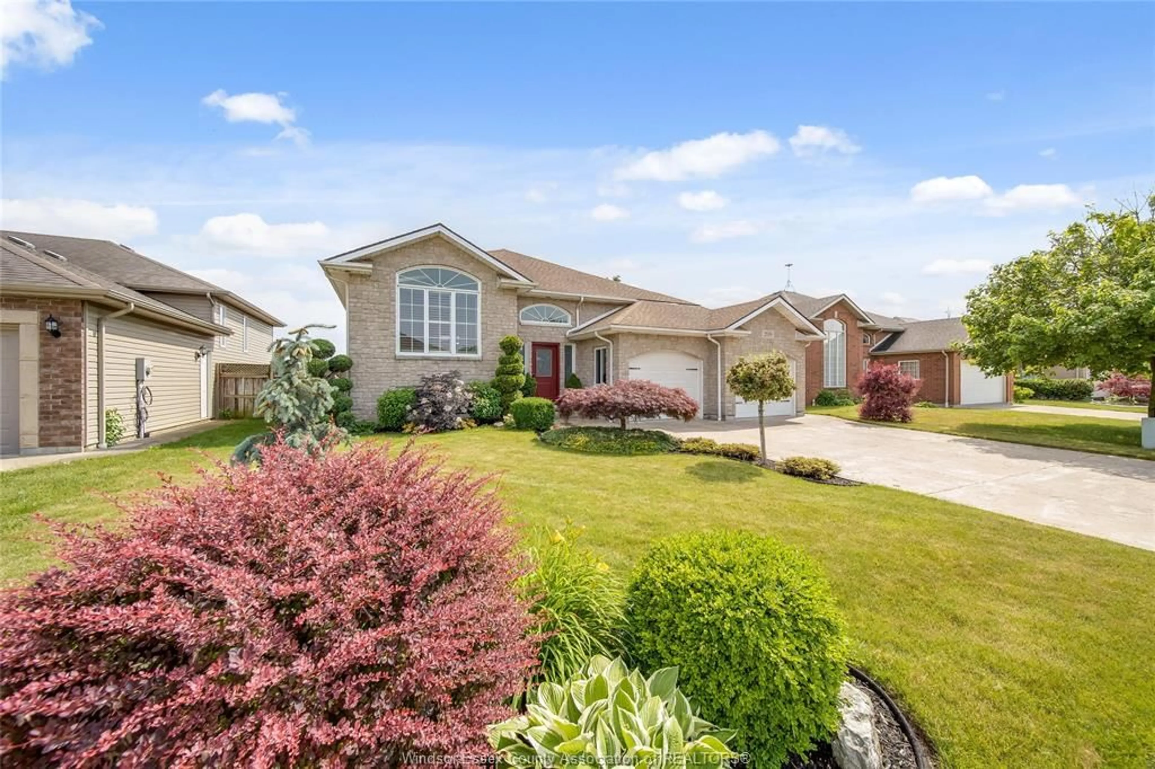 Home with vinyl exterior material, street for 209 JAMES Ave, Kingsville Ontario N9Y 4B4