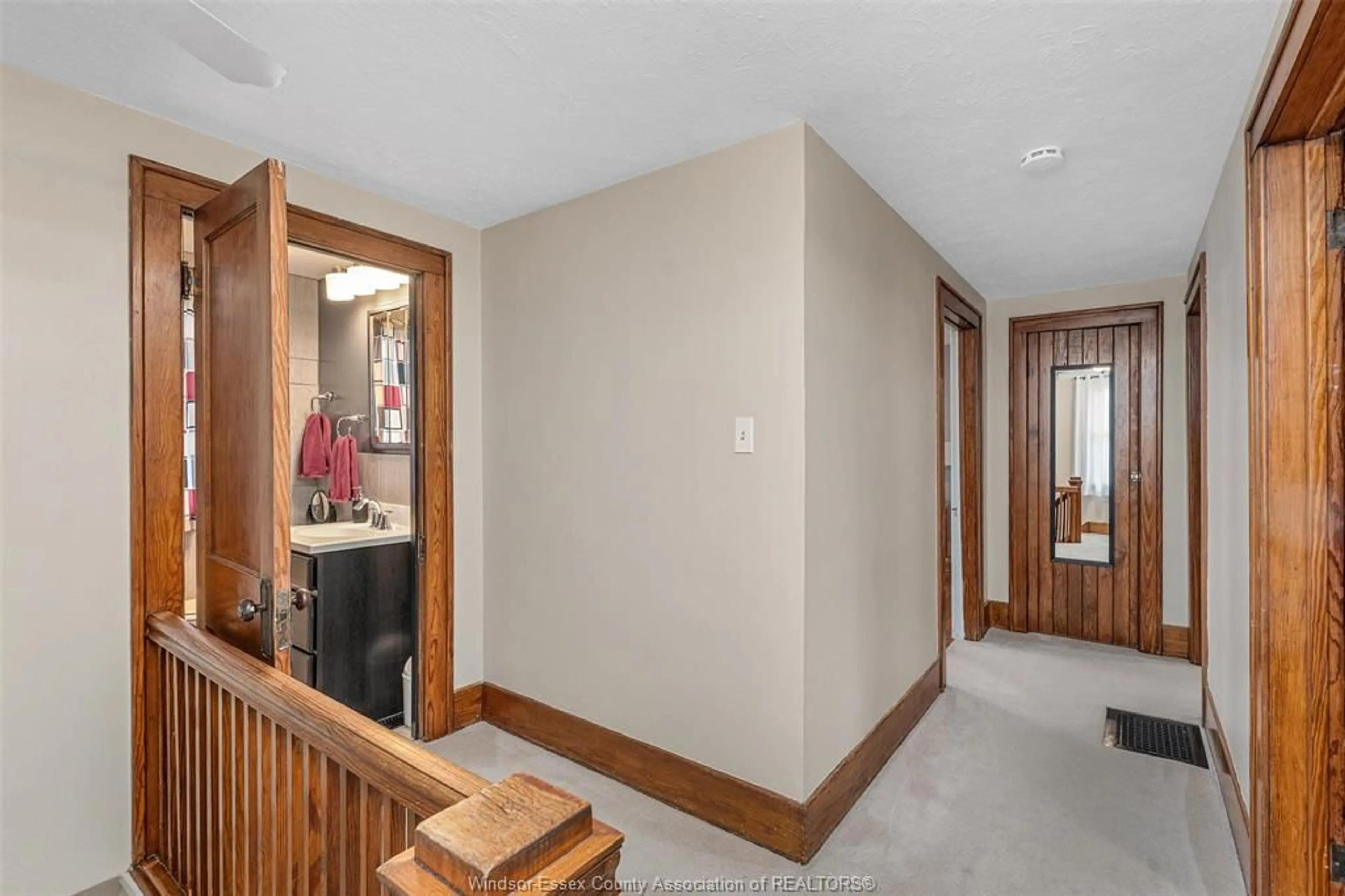 Indoor foyer for 1467 AUBIN, Windsor Ontario N8Y 4E3
