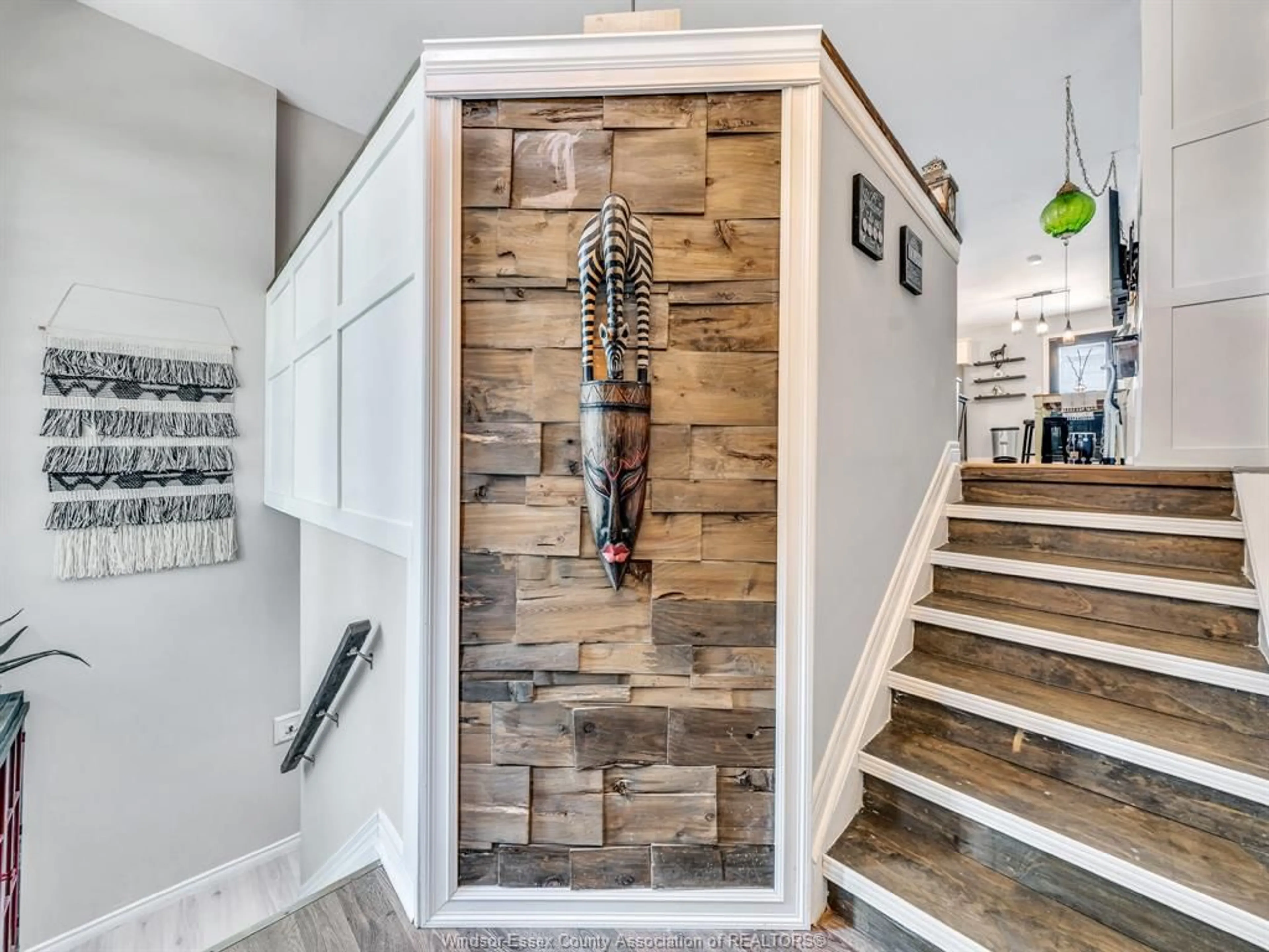 Indoor entryway for 2535 LUXURY Ave, Windsor Ontario N8P 1S8