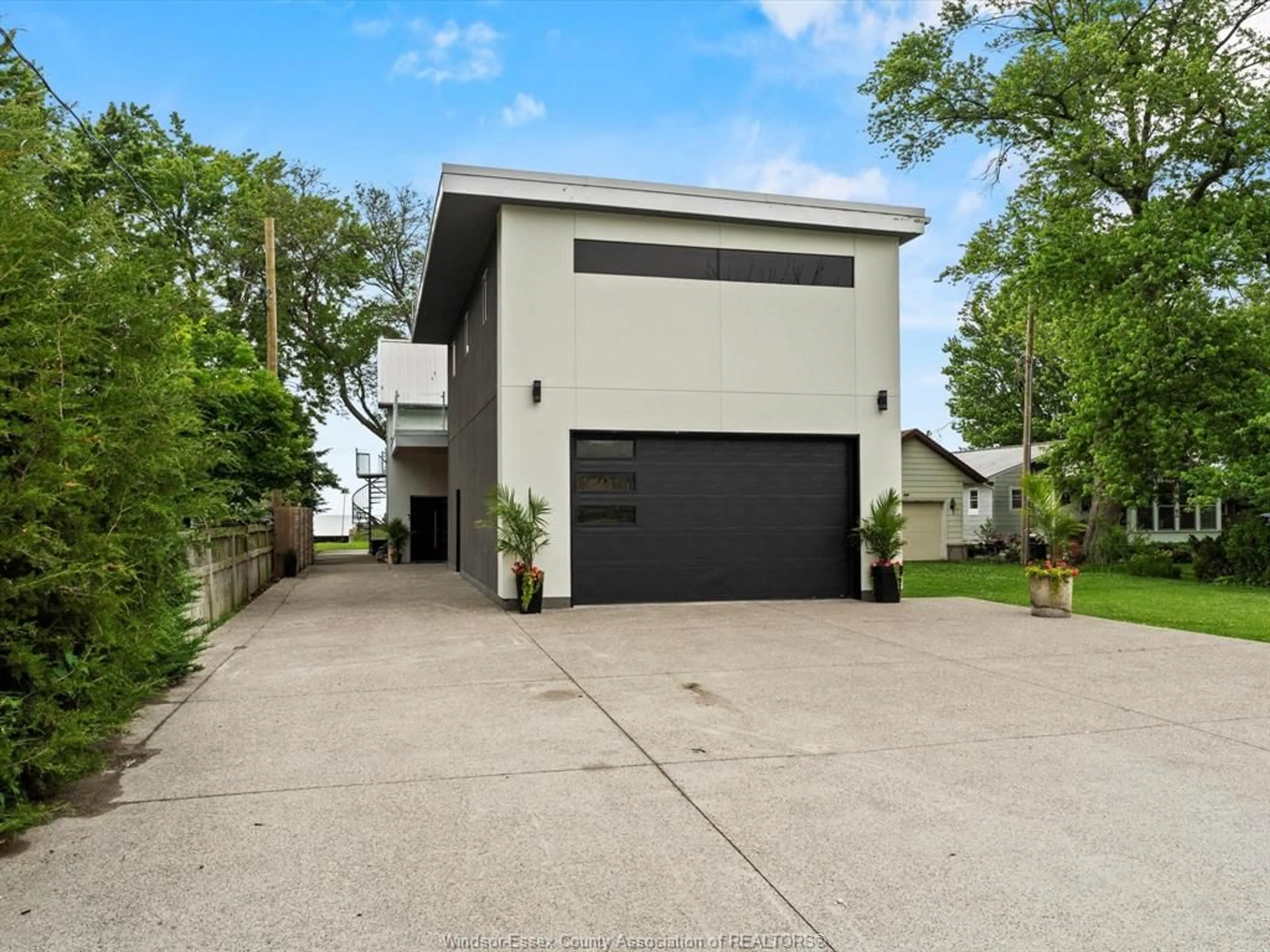 Indoor garage for 1674 CAILLE Ave, Lakeshore Ontario N8L 0J4